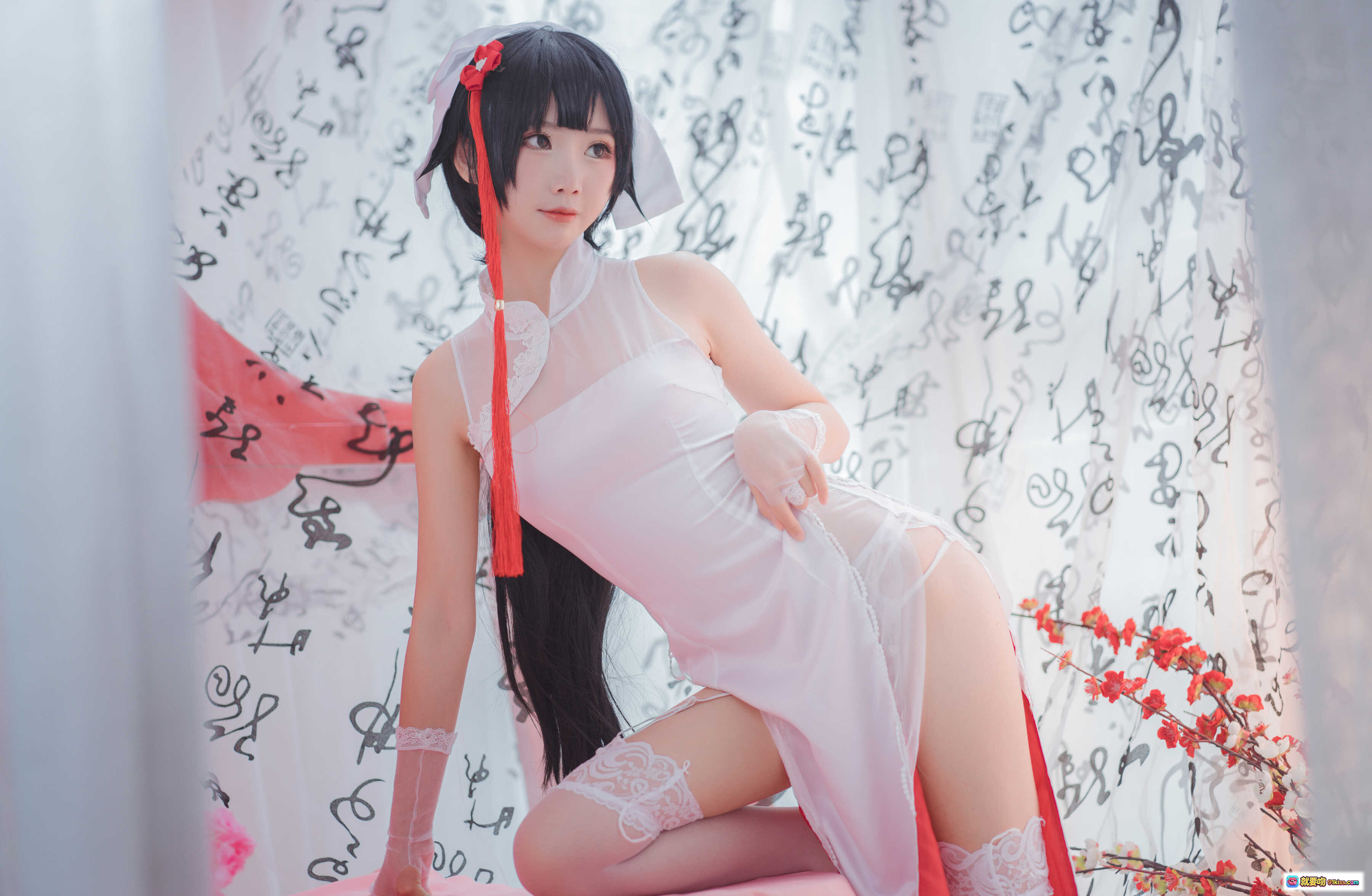 图片[8] - 面饼仙儿NO.022高雄旗袍写真 29P高清美图 白色高开叉旗袍搭配红纱帘柔光人像摄影 - 就要吻