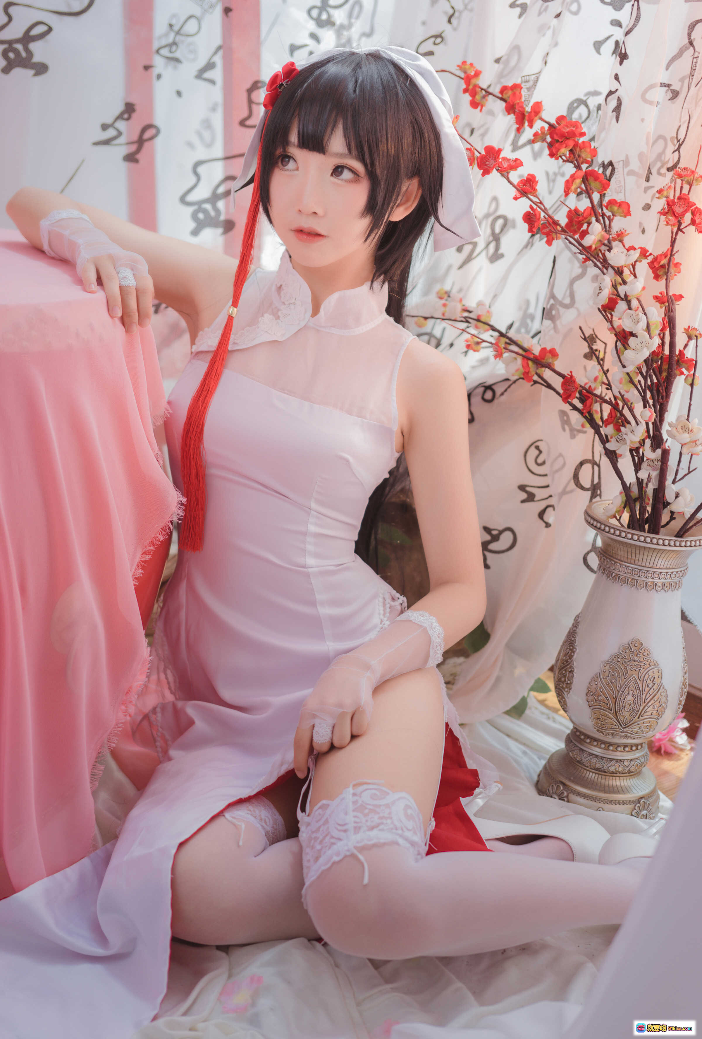 图片[2] - 面饼仙儿NO.022高雄旗袍写真 29P高清美图 白色高开叉旗袍搭配红纱帘柔光人像摄影 - 就要吻