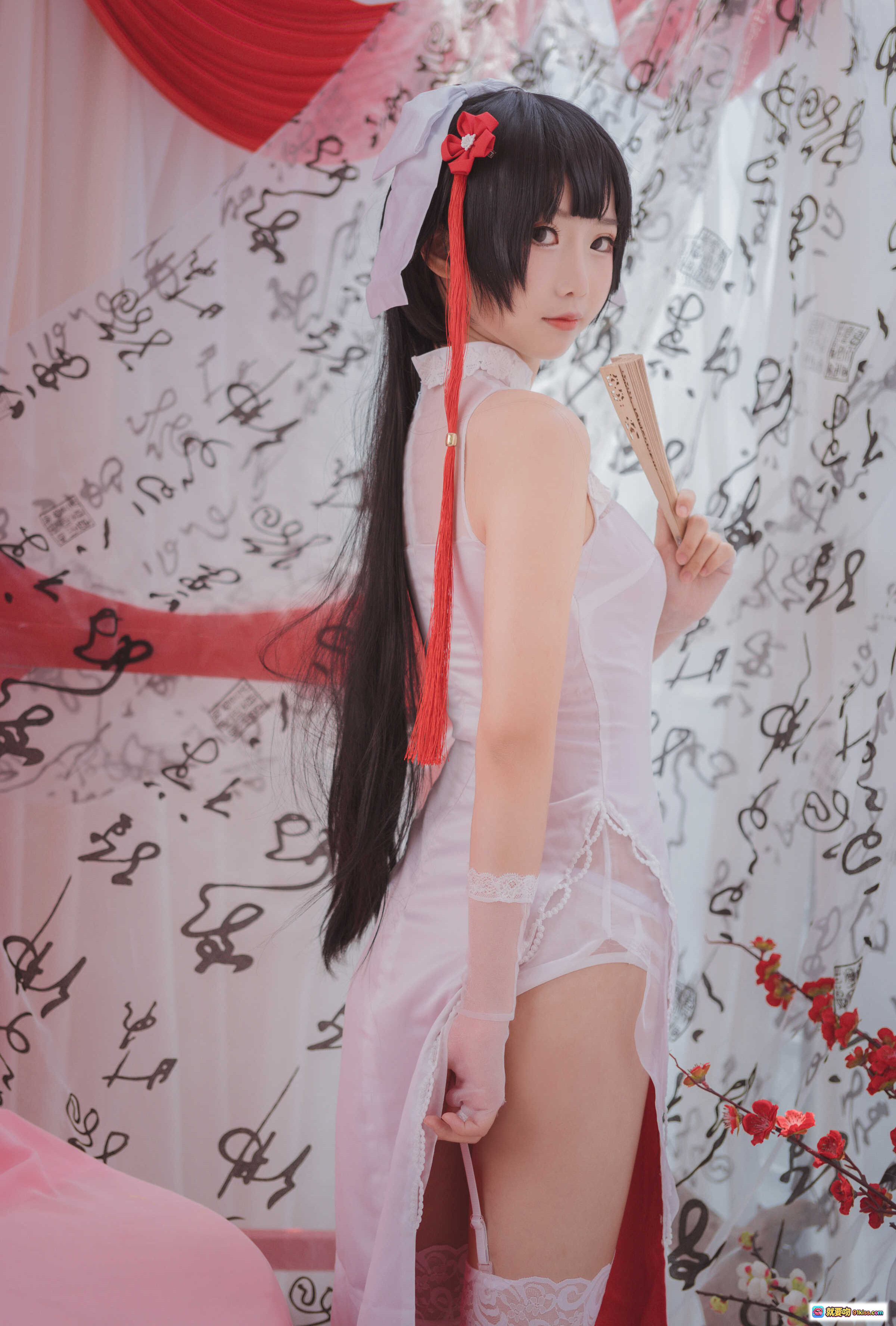 图片[9] - 面饼仙儿NO.022高雄旗袍写真 29P高清美图 白色高开叉旗袍搭配红纱帘柔光人像摄影 - 就要吻