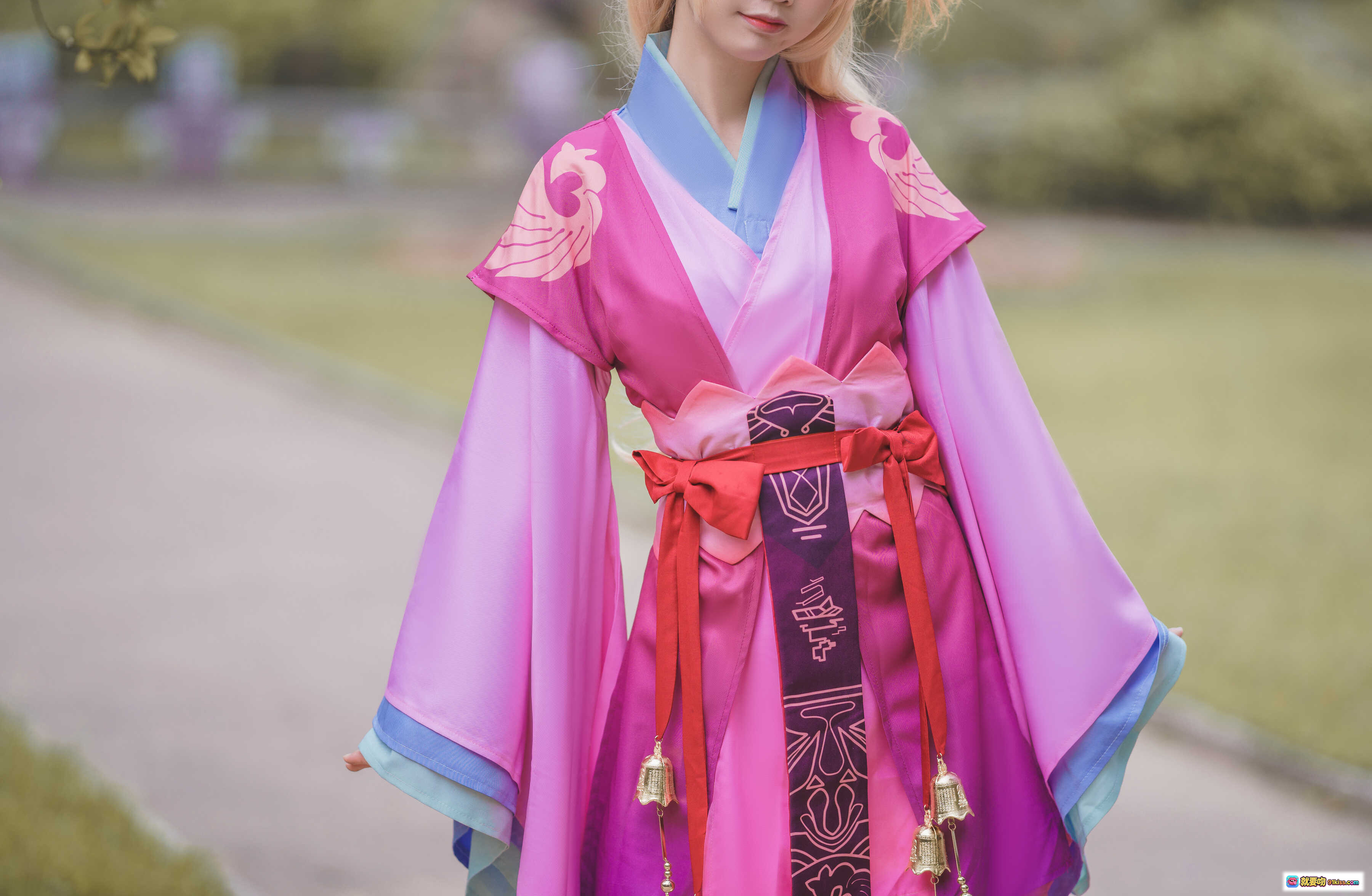 图片[2] - 面饼仙儿NO.032涂山苏苏古风汉服写真 紫粉撞色裙摆 金色铃铛流苏装饰 精美刺绣图案 14P高清图集 - 就要吻