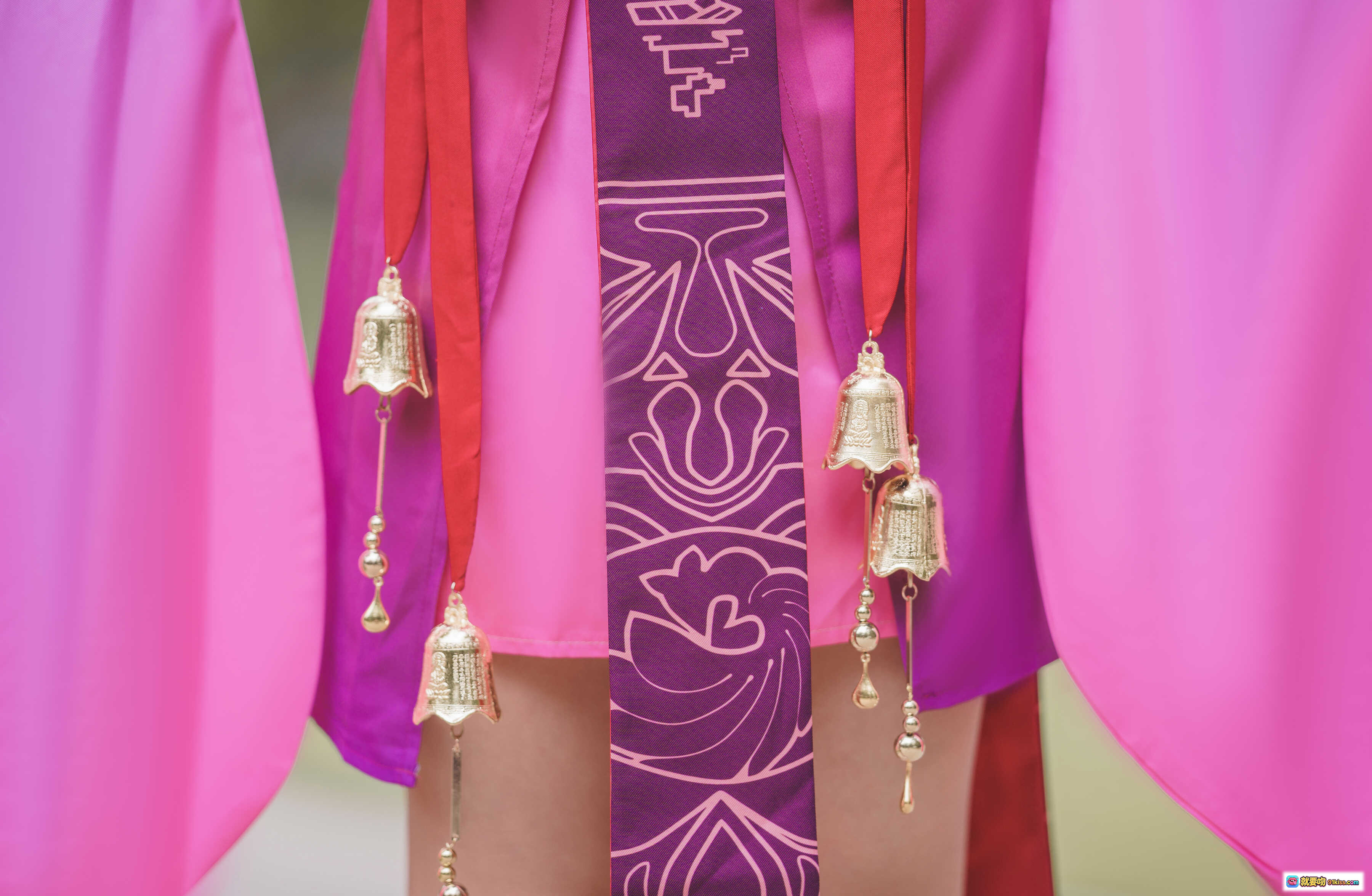 面饼仙儿NO.032涂山苏苏古风汉服写真 紫粉撞色裙摆 金色铃铛流苏装饰 精美刺绣图案 14P高清图集 - 就要吻