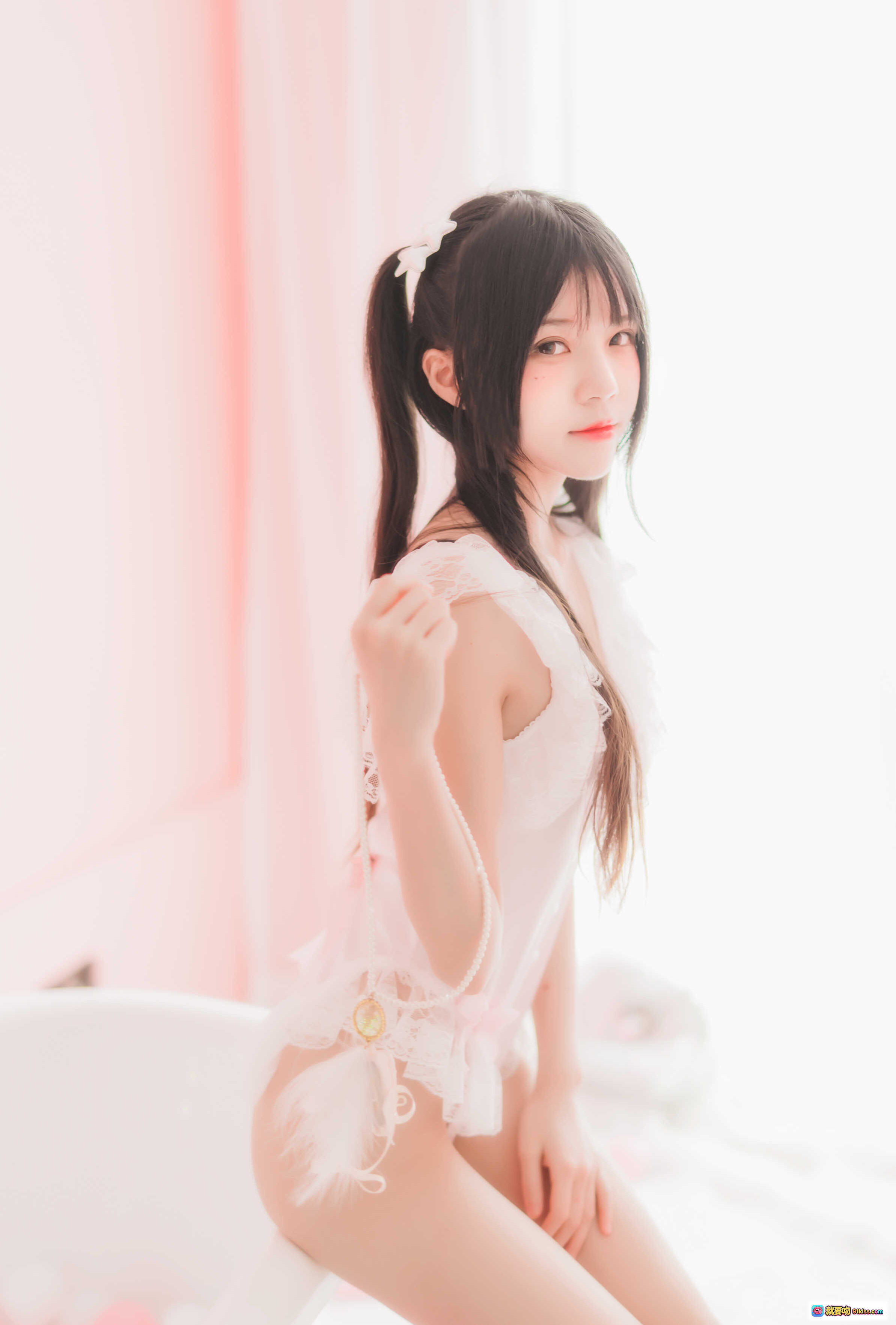 图片[5] - 桜桃喵045冬眠系列粉色浴缸写真｜甜美少女风白色蕾丝内衣+珍珠项链+手持粉镜摆拍57P高清图集 - 就要吻