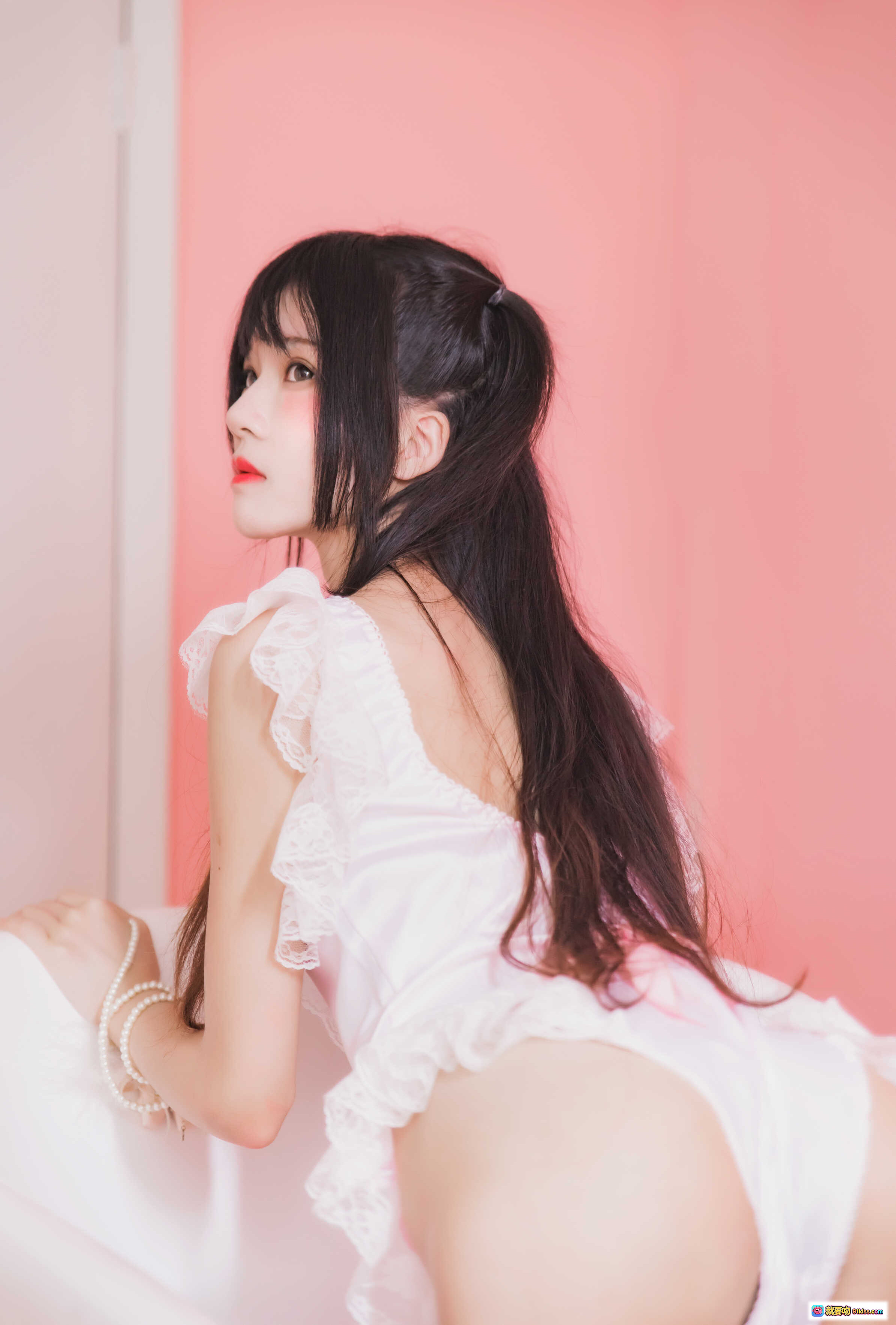 图片[10] - 桜桃喵045冬眠系列粉色浴缸写真｜甜美少女风白色蕾丝内衣+珍珠项链+手持粉镜摆拍57P高清图集 - 就要吻