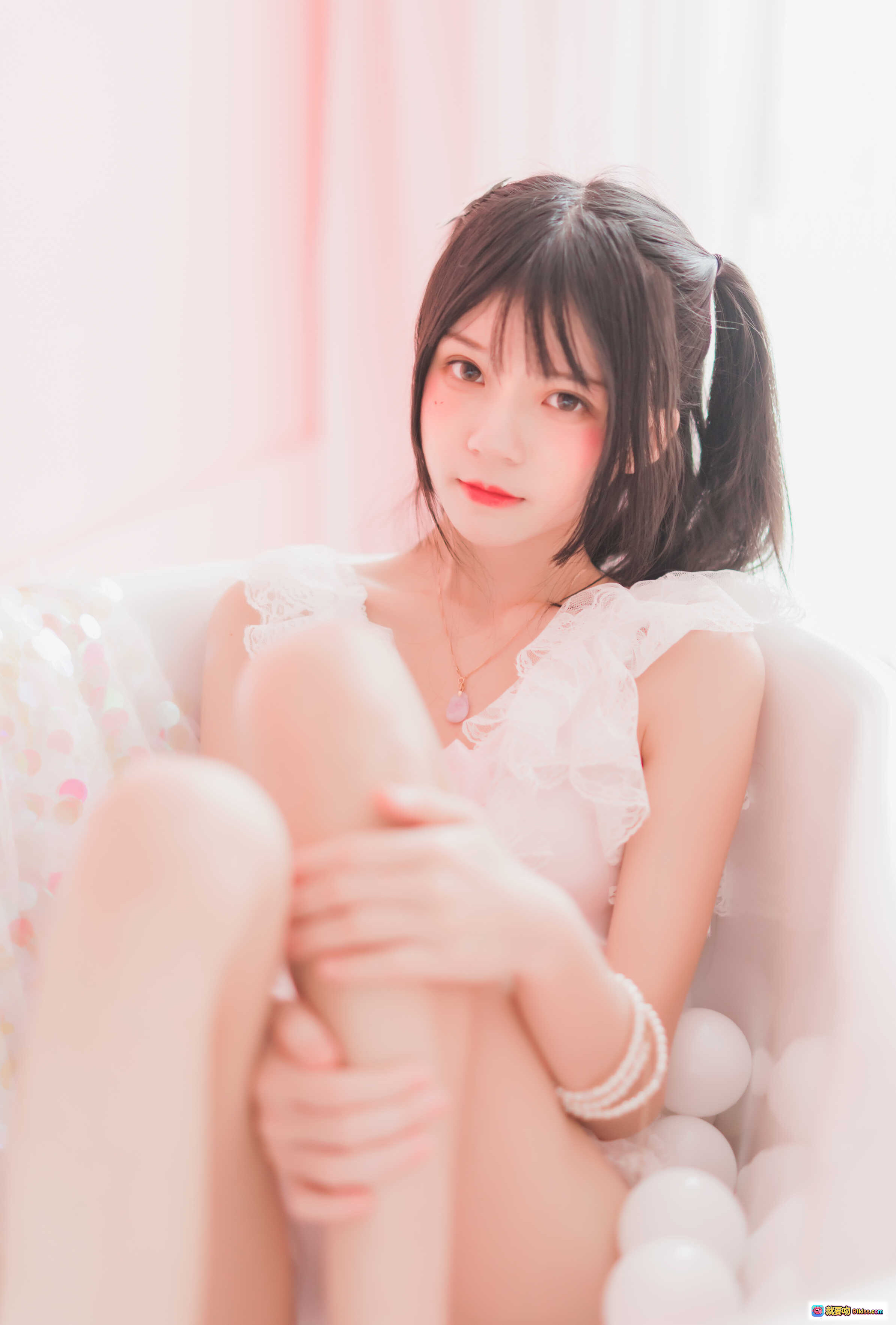 图片[6] - 桜桃喵045冬眠系列粉色浴缸写真｜甜美少女风白色蕾丝内衣+珍珠项链+手持粉镜摆拍57P高清图集 - 就要吻