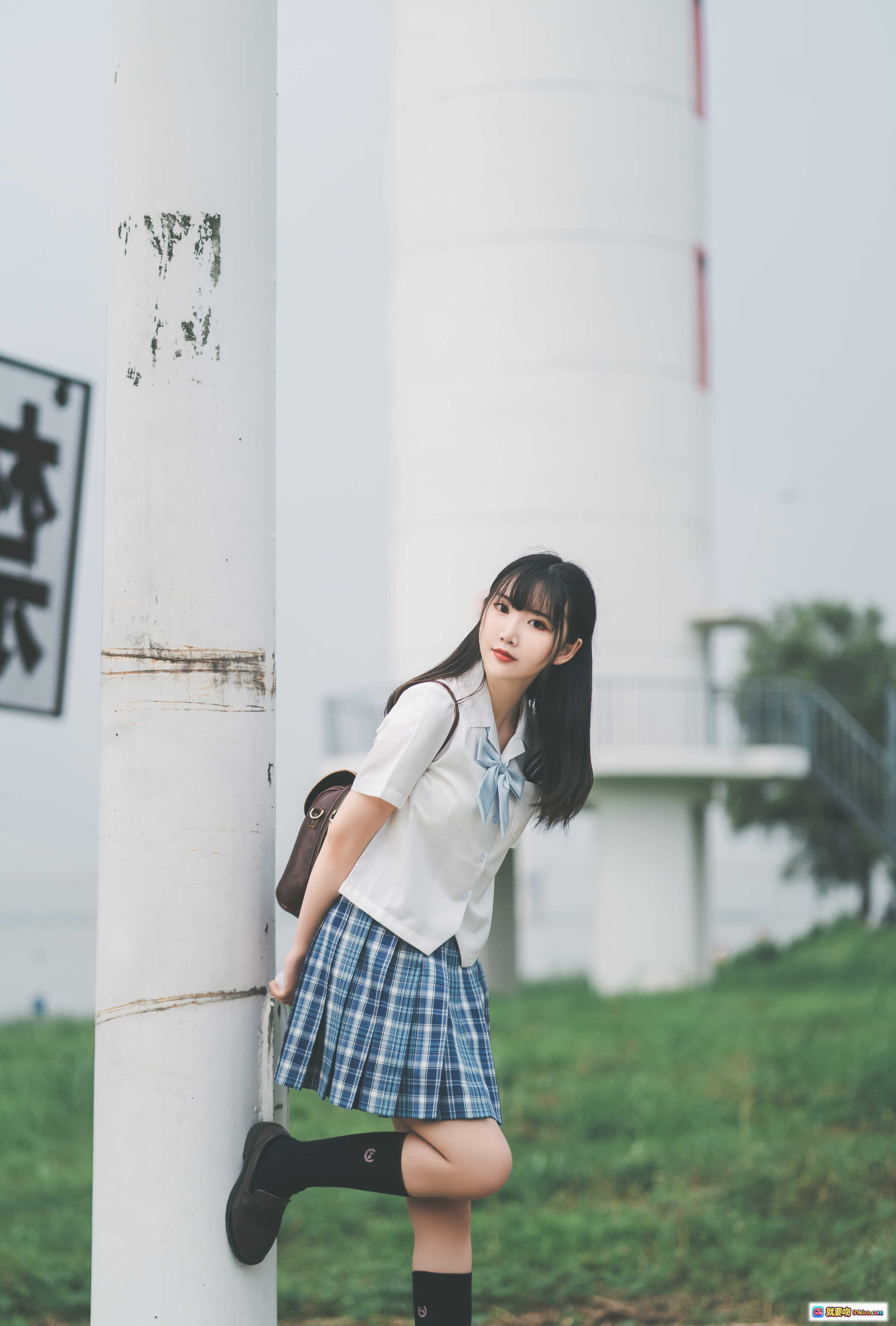 图片[6] - 面饼仙儿NO.083沙雕JK写真：蓝白格裙+黑袜学院风，河边单车背景清新少女感 - 就要吻