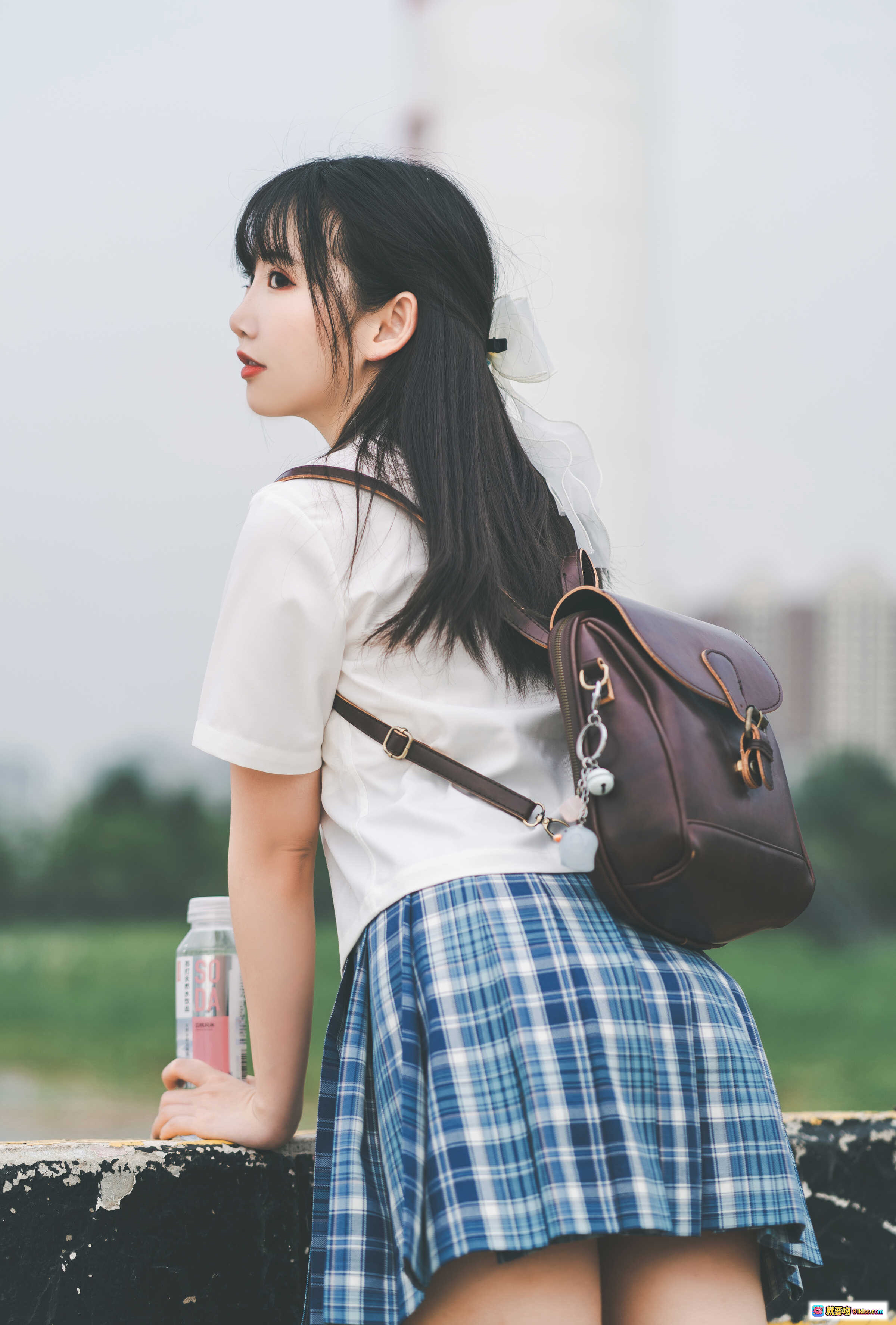 图片[2] - 面饼仙儿NO.083沙雕JK写真：蓝白格裙+黑袜学院风，河边单车背景清新少女感 - 就要吻