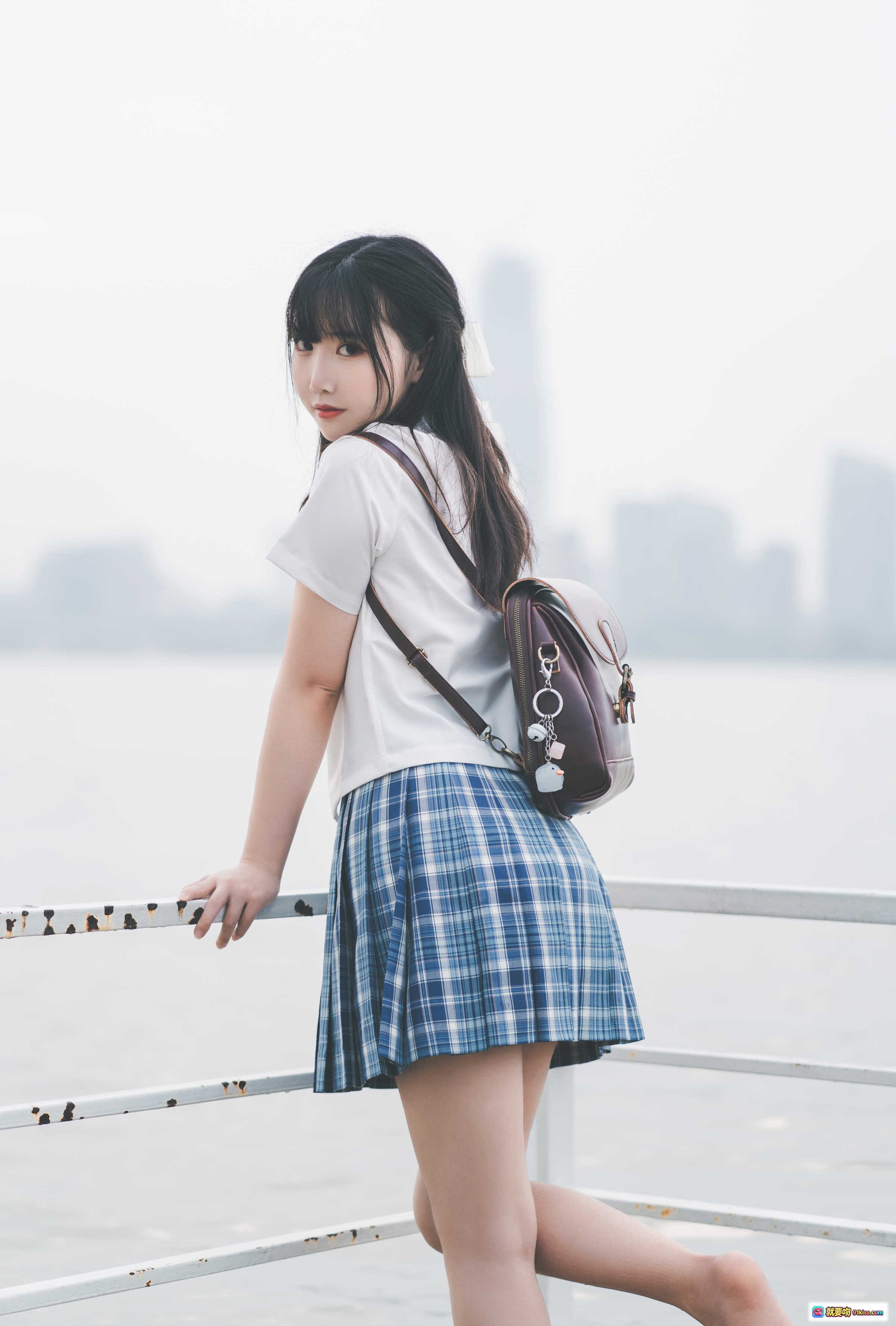 图片[4] - 面饼仙儿NO.083沙雕JK写真：蓝白格裙+黑袜学院风，河边单车背景清新少女感 - 就要吻