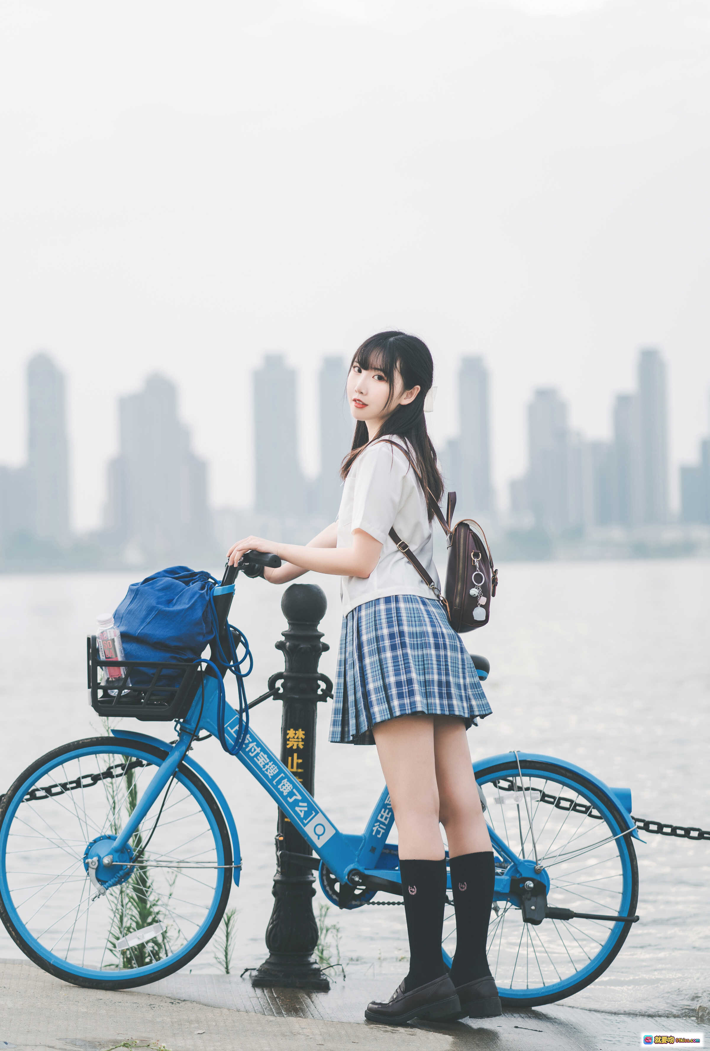 图片[9] - 面饼仙儿NO.083沙雕JK写真：蓝白格裙+黑袜学院风，河边单车背景清新少女感 - 就要吻