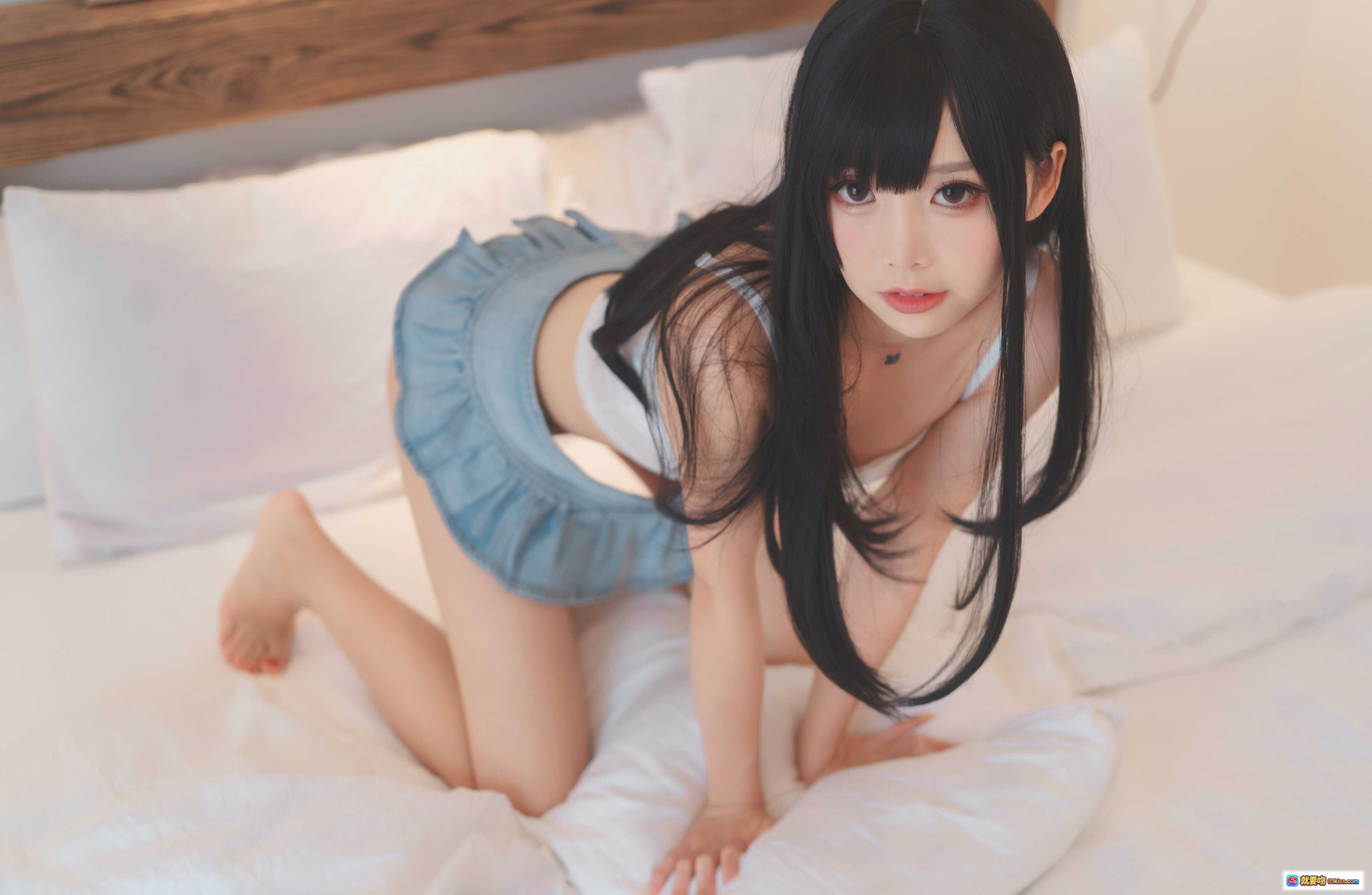 图片[4] - 面饼仙儿NO.033可爱女友写真：白上衣牛仔短裤清新居家风少女坐姿美腿特写40P - 就要吻