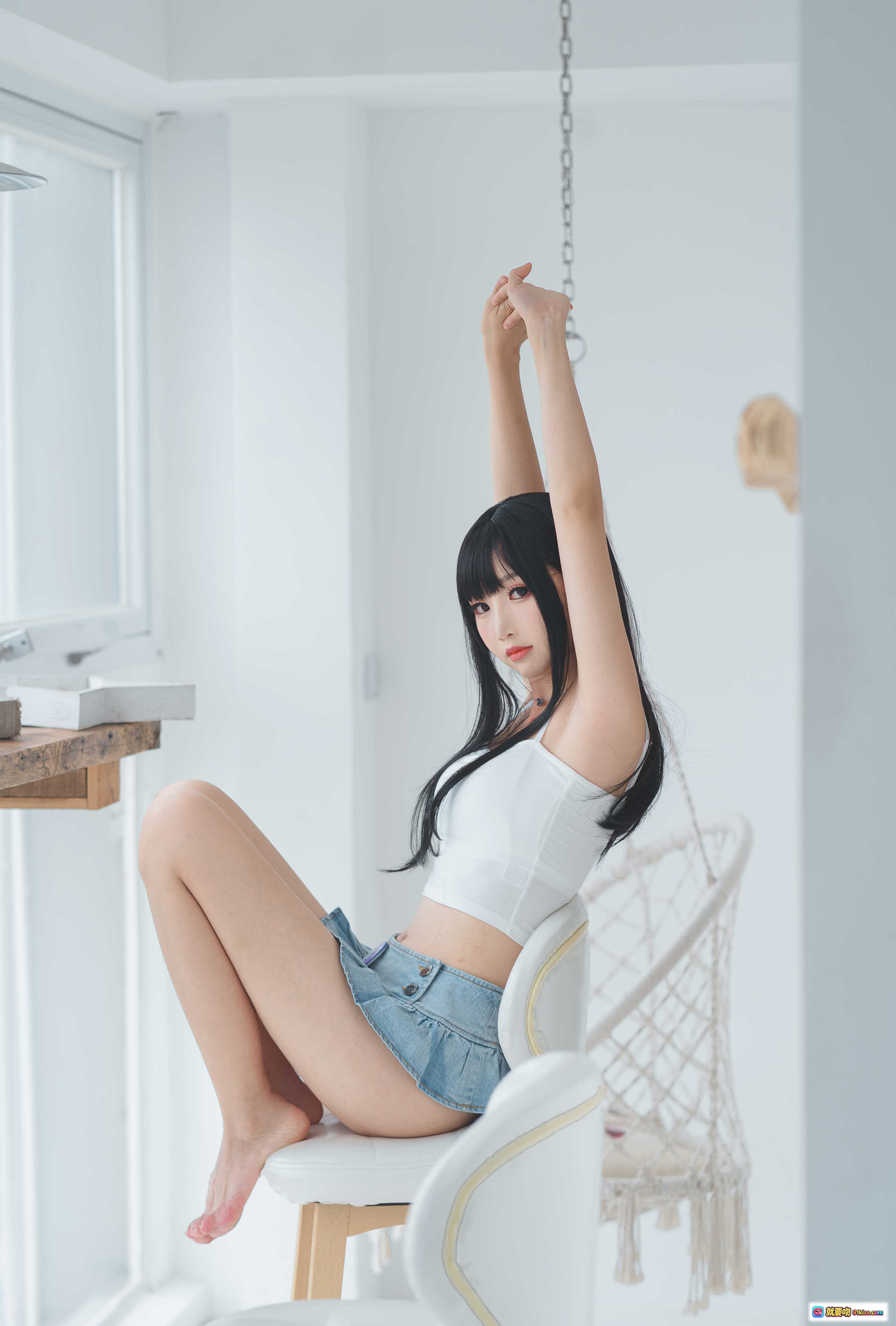 面饼仙儿NO.033可爱女友写真：白上衣牛仔短裤清新居家风少女坐姿美腿特写40P - 就要吻