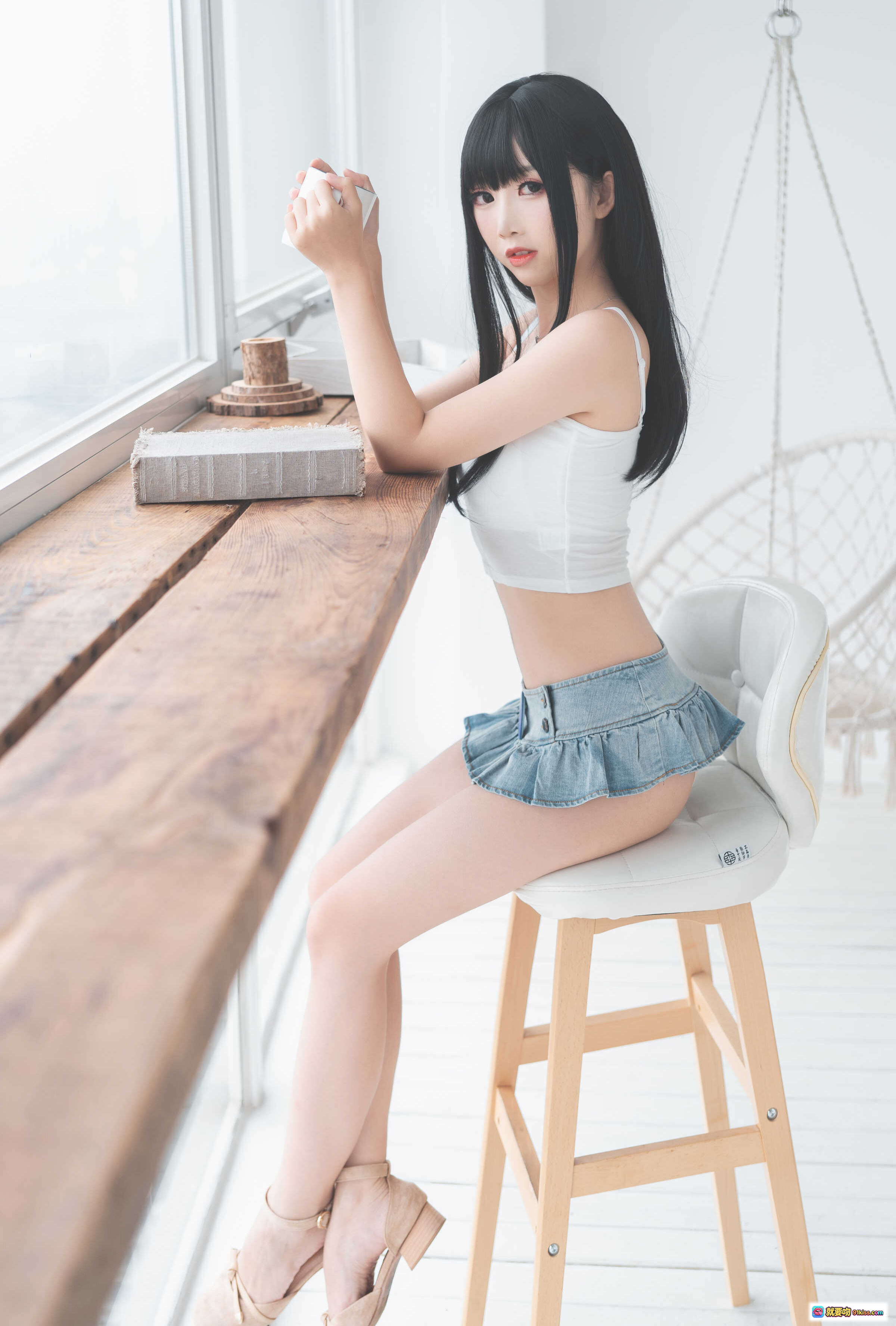 图片[9] - 面饼仙儿NO.033可爱女友写真：白上衣牛仔短裤清新居家风少女坐姿美腿特写40P - 就要吻