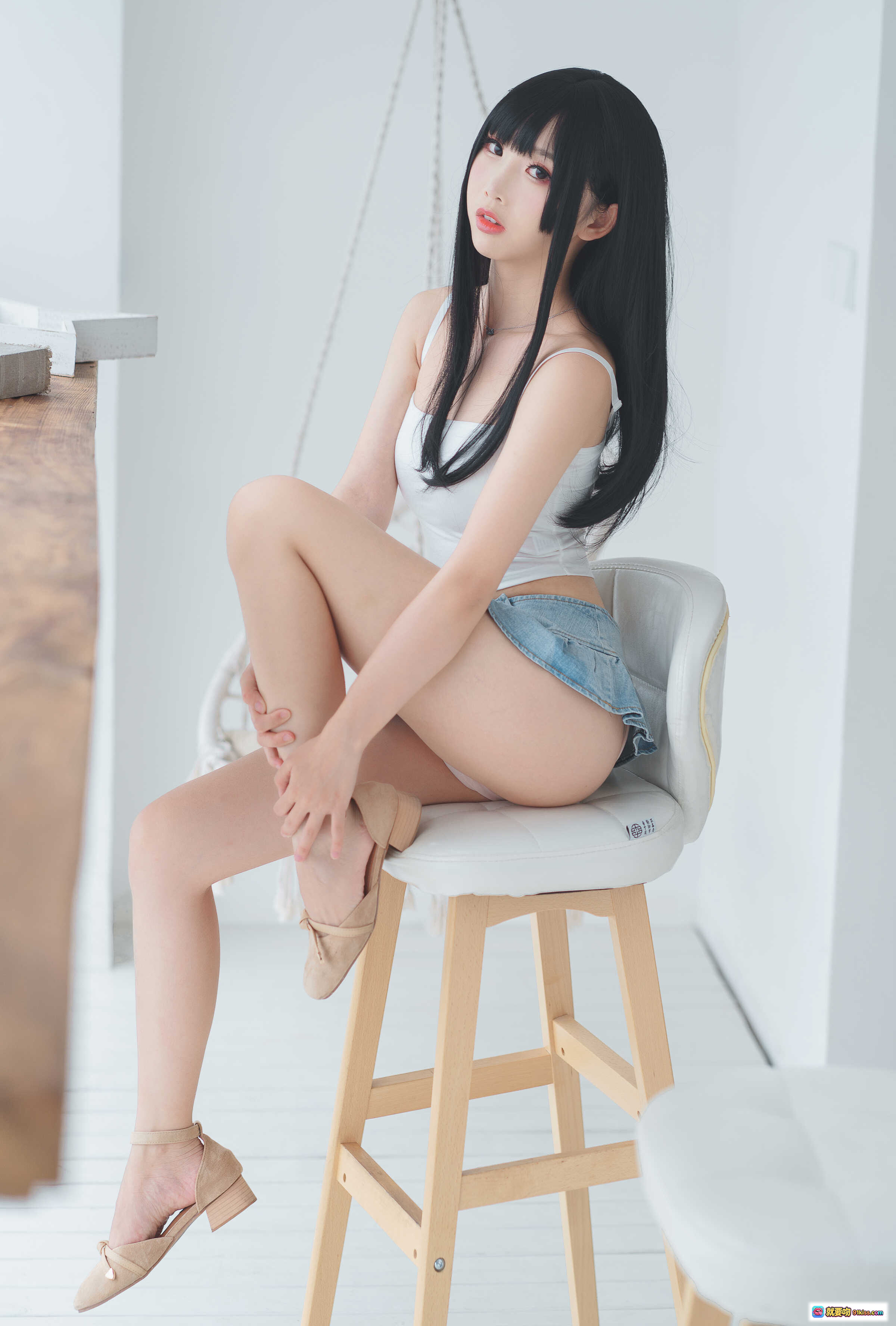 图片[5] - 面饼仙儿NO.033可爱女友写真：白上衣牛仔短裤清新居家风少女坐姿美腿特写40P - 就要吻