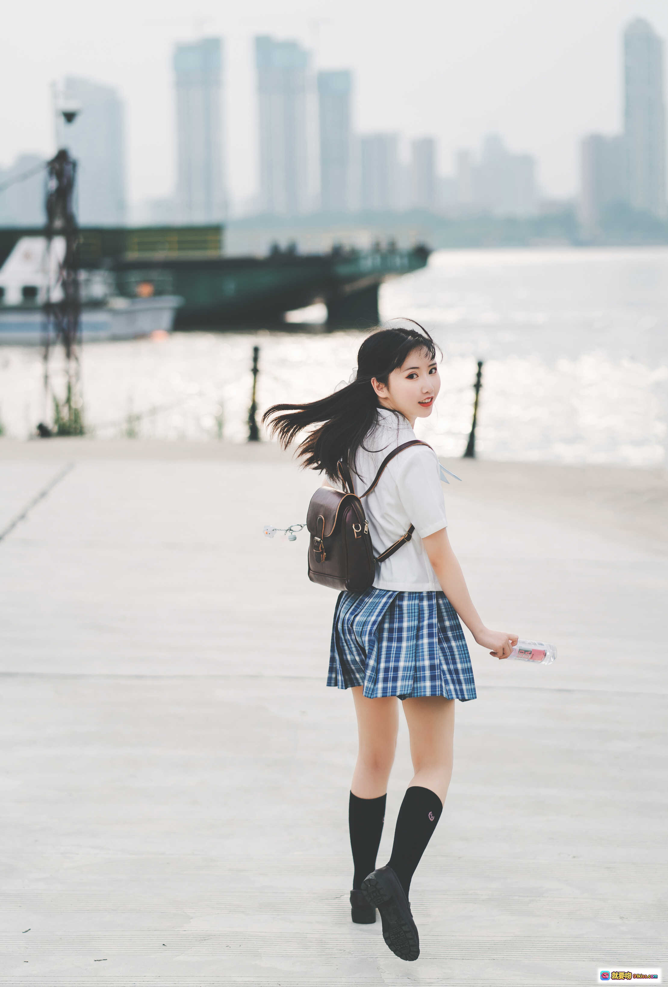 图片[5] - 面饼仙儿NO.083沙雕JK写真：蓝白格裙+黑袜学院风，河边单车背景清新少女感 - 就要吻