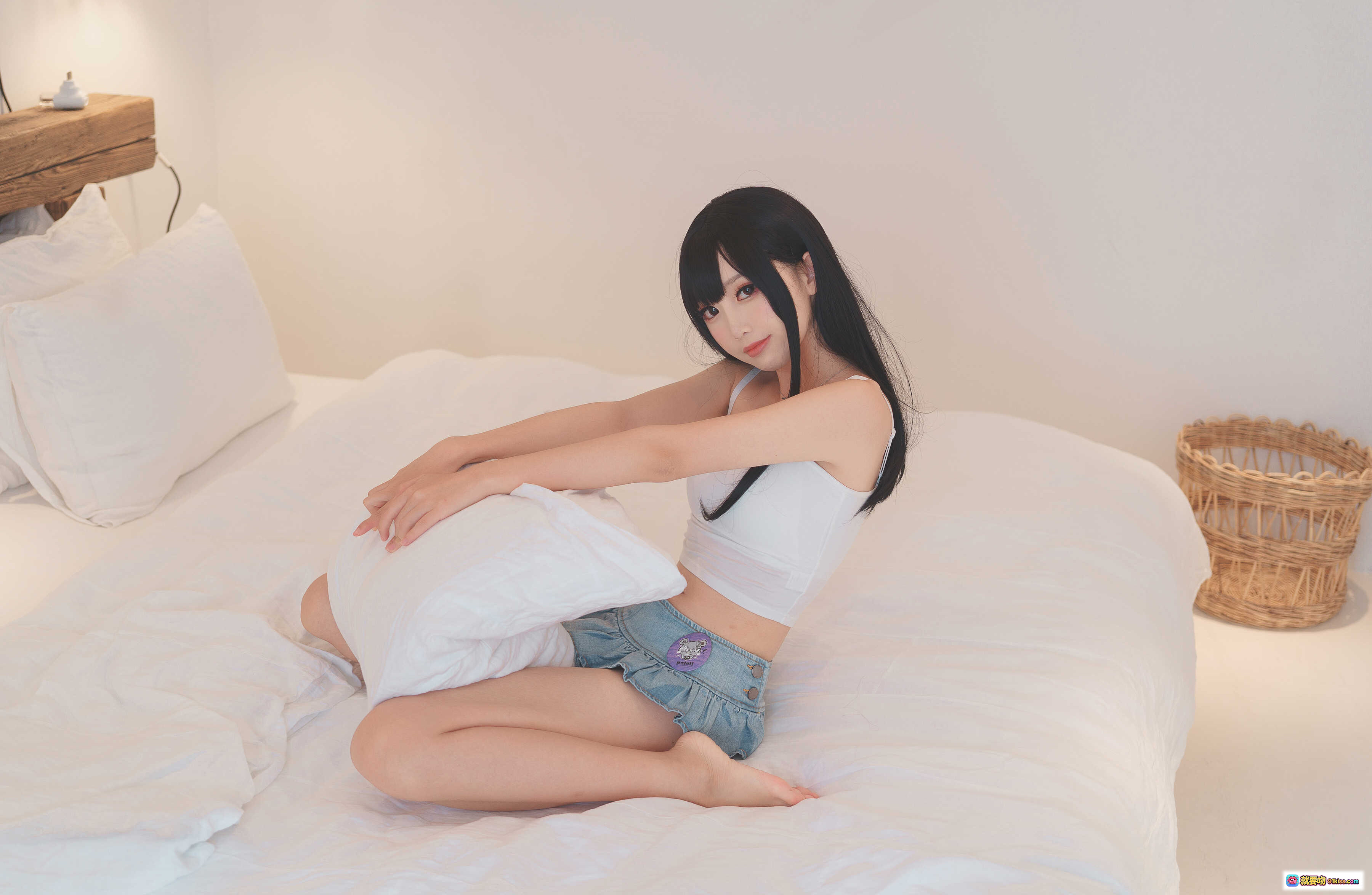 图片[3] - 面饼仙儿NO.033可爱女友写真：白上衣牛仔短裤清新居家风少女坐姿美腿特写40P - 就要吻