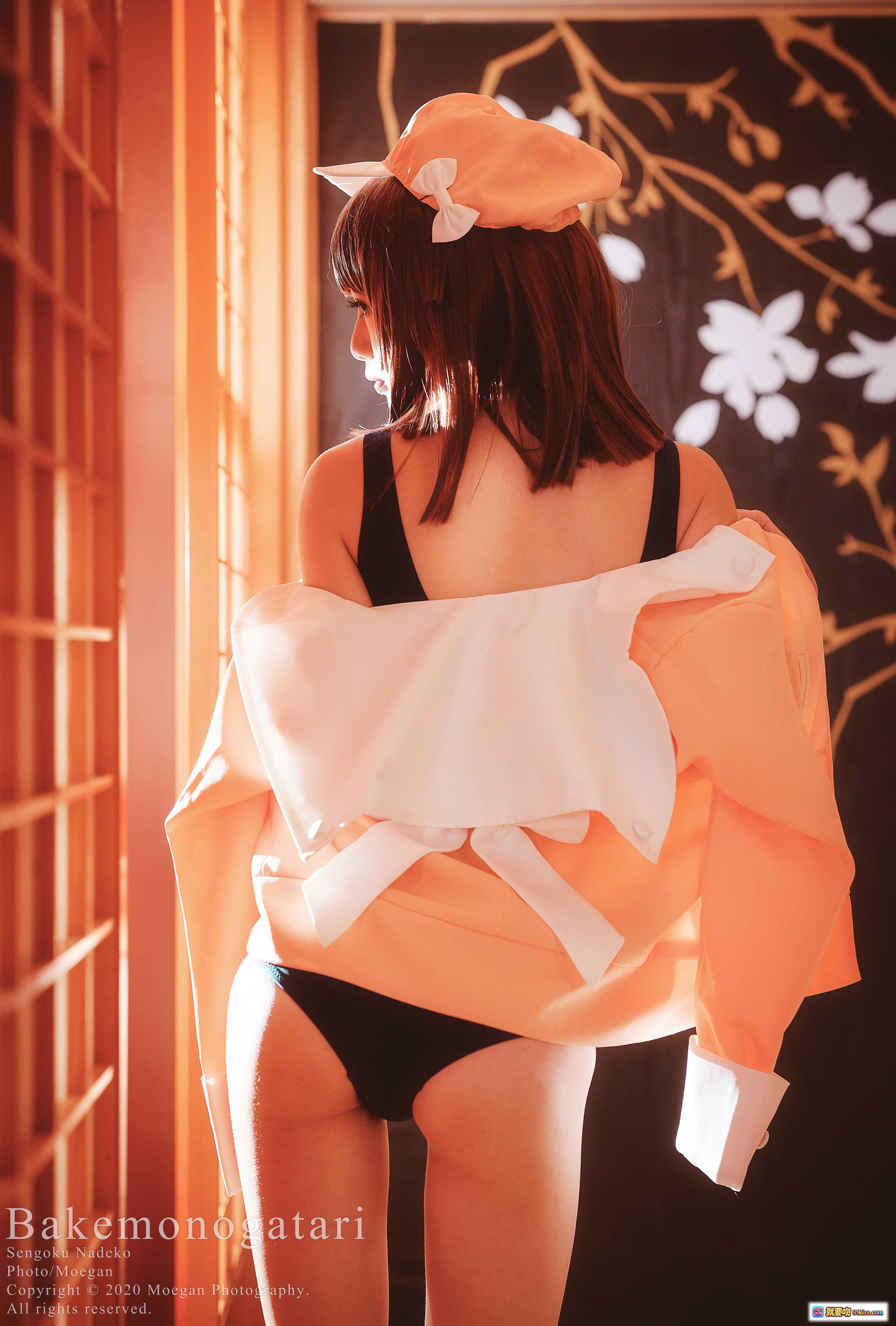 图片[3] - 千石抚子cosplay化物语日式和风写真 美少女跪姿黑泳衣橙帽光影艺术摄影 - 就要吻