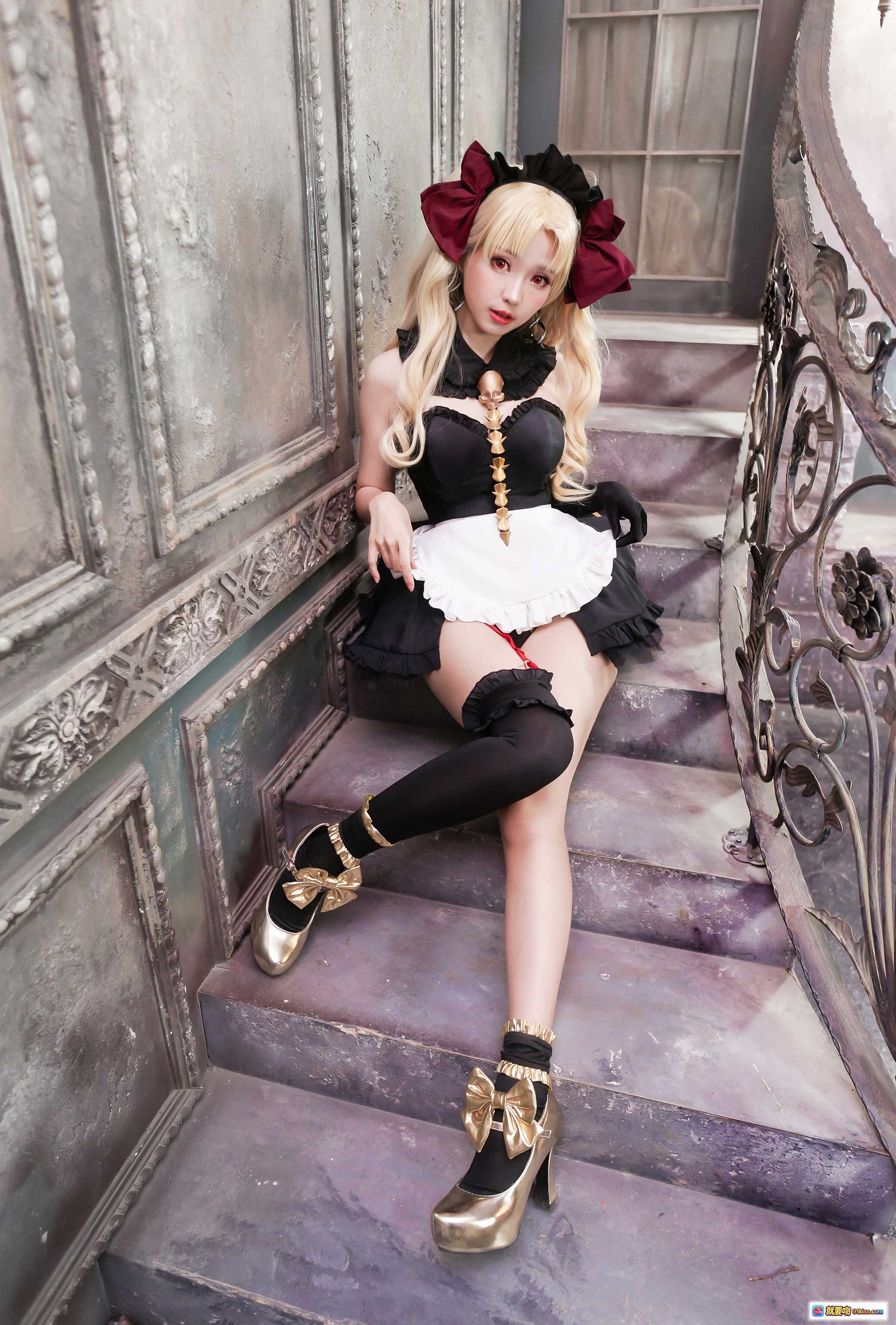 图片[3] - ElyEE子 NO.060 金发女仆装 Cosplay 精致洛丽塔风格 书架背景 欧式复古场景 优雅坐姿 高跟鞋配饰 完美还原角色造型 - 就要吻