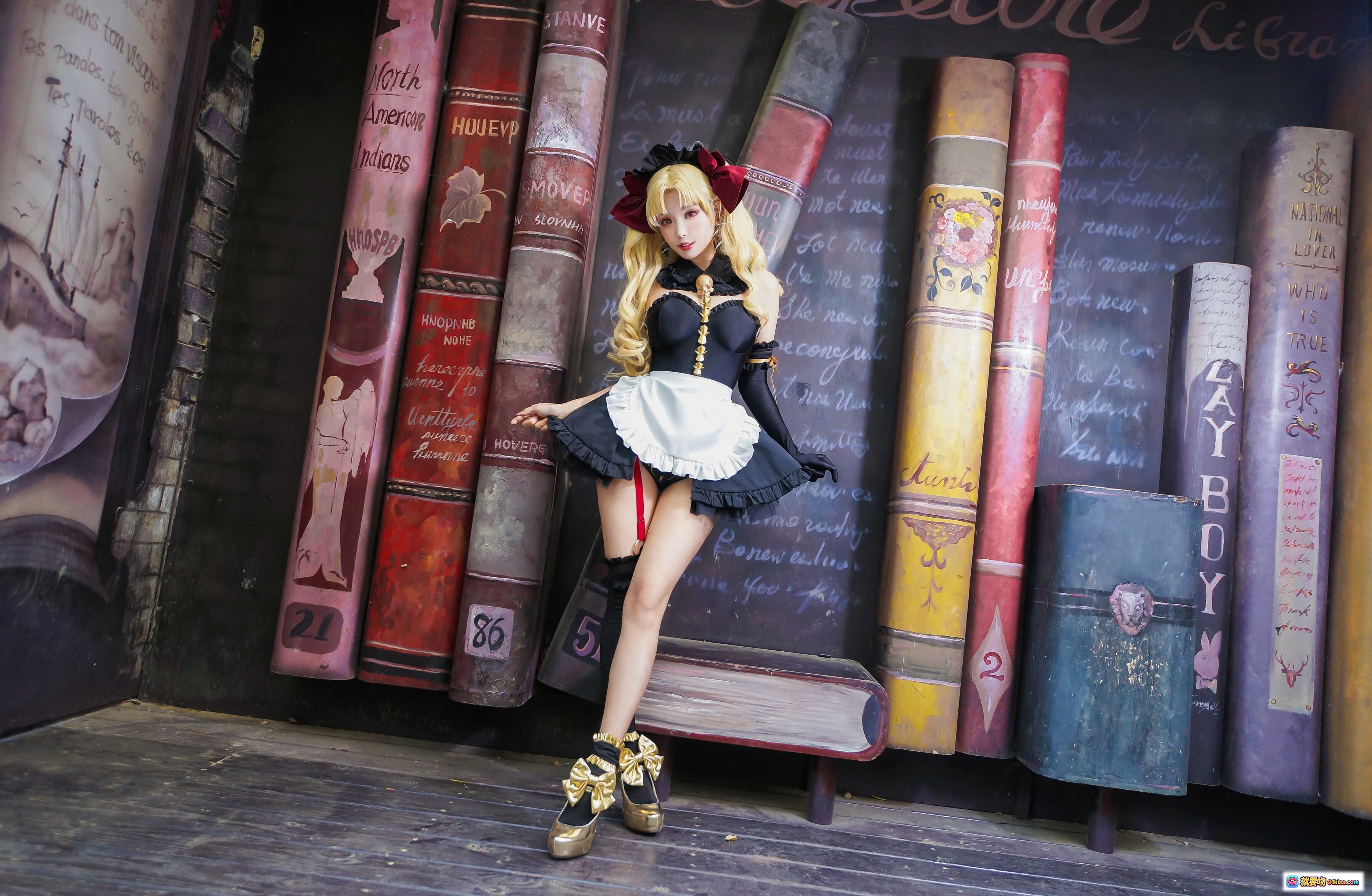 ElyEE子 NO.060 金发女仆装 Cosplay 精致洛丽塔风格 书架背景 欧式复古场景 优雅坐姿 高跟鞋配饰 完美还原角色造型 - 就要吻