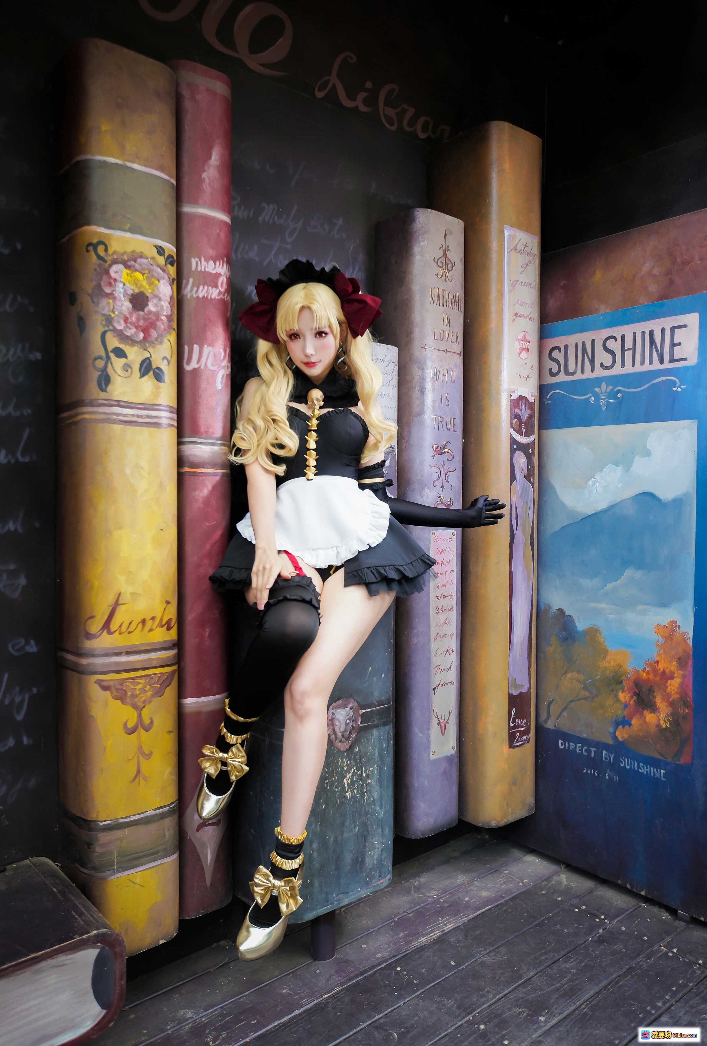 图片[6] - ElyEE子 NO.060 金发女仆装 Cosplay 精致洛丽塔风格 书架背景 欧式复古场景 优雅坐姿 高跟鞋配饰 完美还原角色造型 - 就要吻