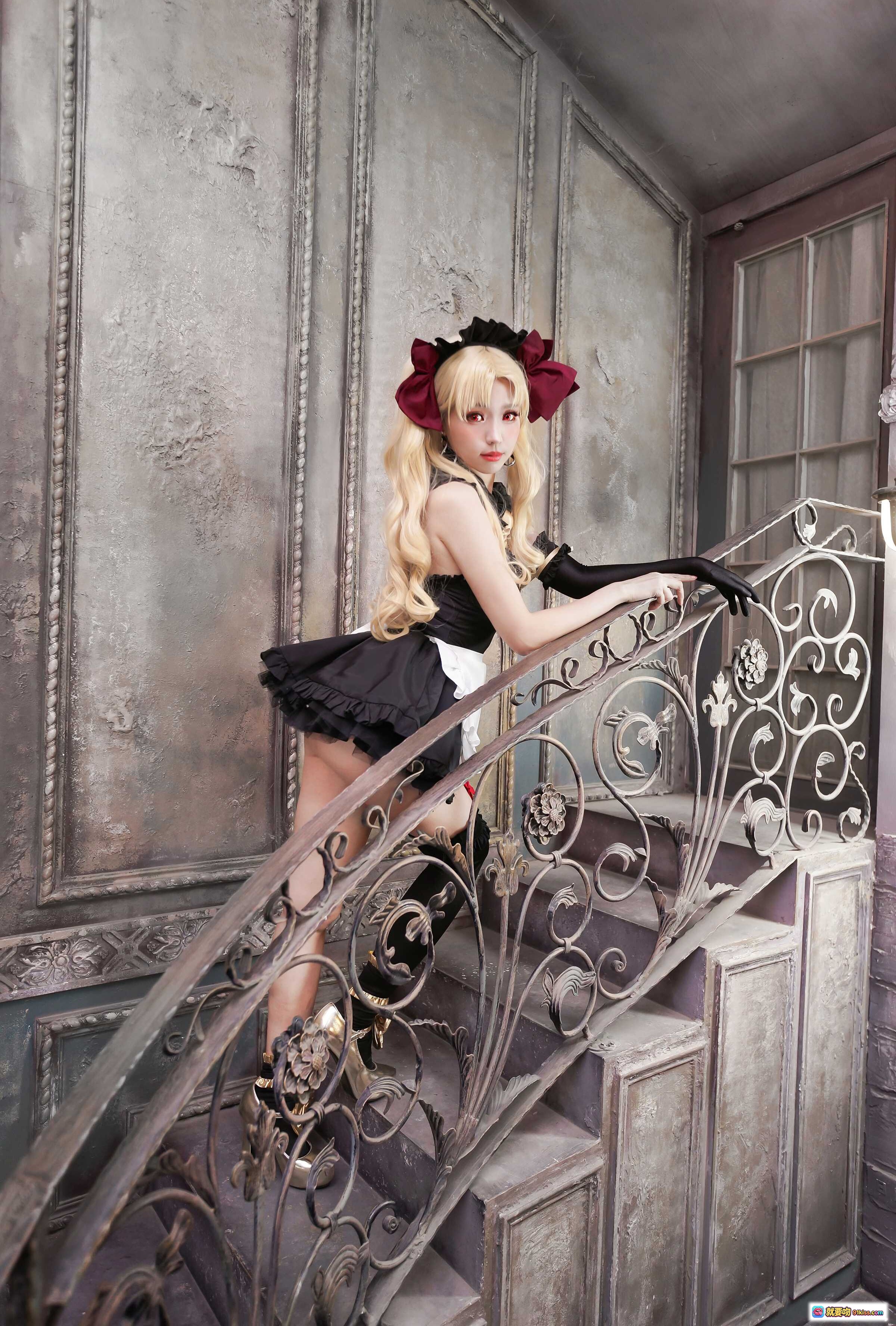 图片[10] - ElyEE子 NO.060 金发女仆装 Cosplay 精致洛丽塔风格 书架背景 欧式复古场景 优雅坐姿 高跟鞋配饰 完美还原角色造型 - 就要吻