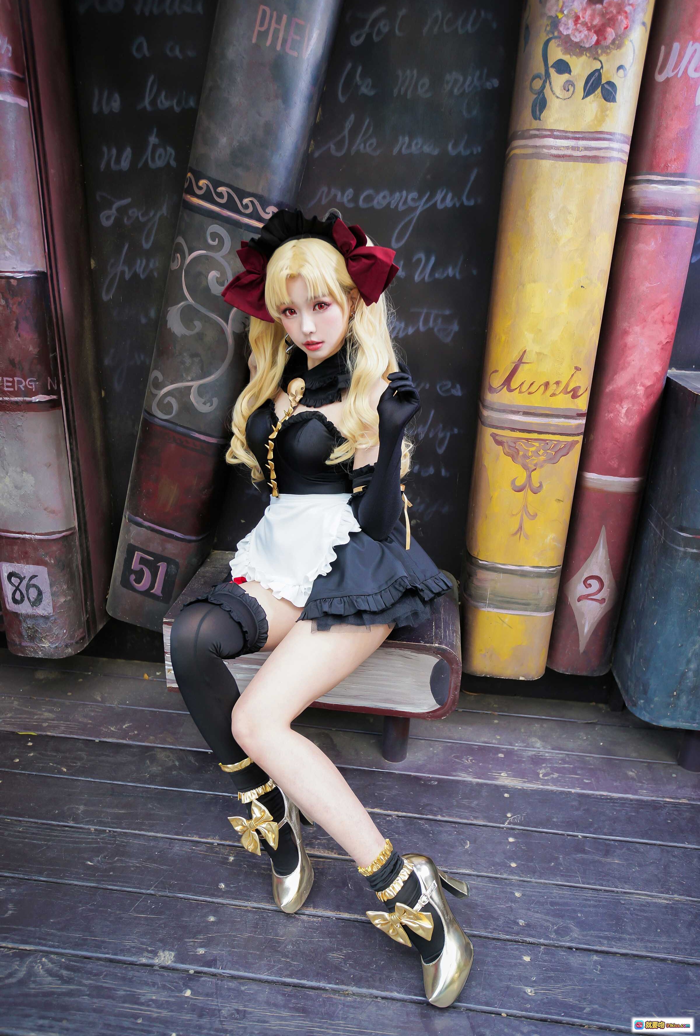 图片[2] - ElyEE子 NO.060 金发女仆装 Cosplay 精致洛丽塔风格 书架背景 欧式复古场景 优雅坐姿 高跟鞋配饰 完美还原角色造型 - 就要吻