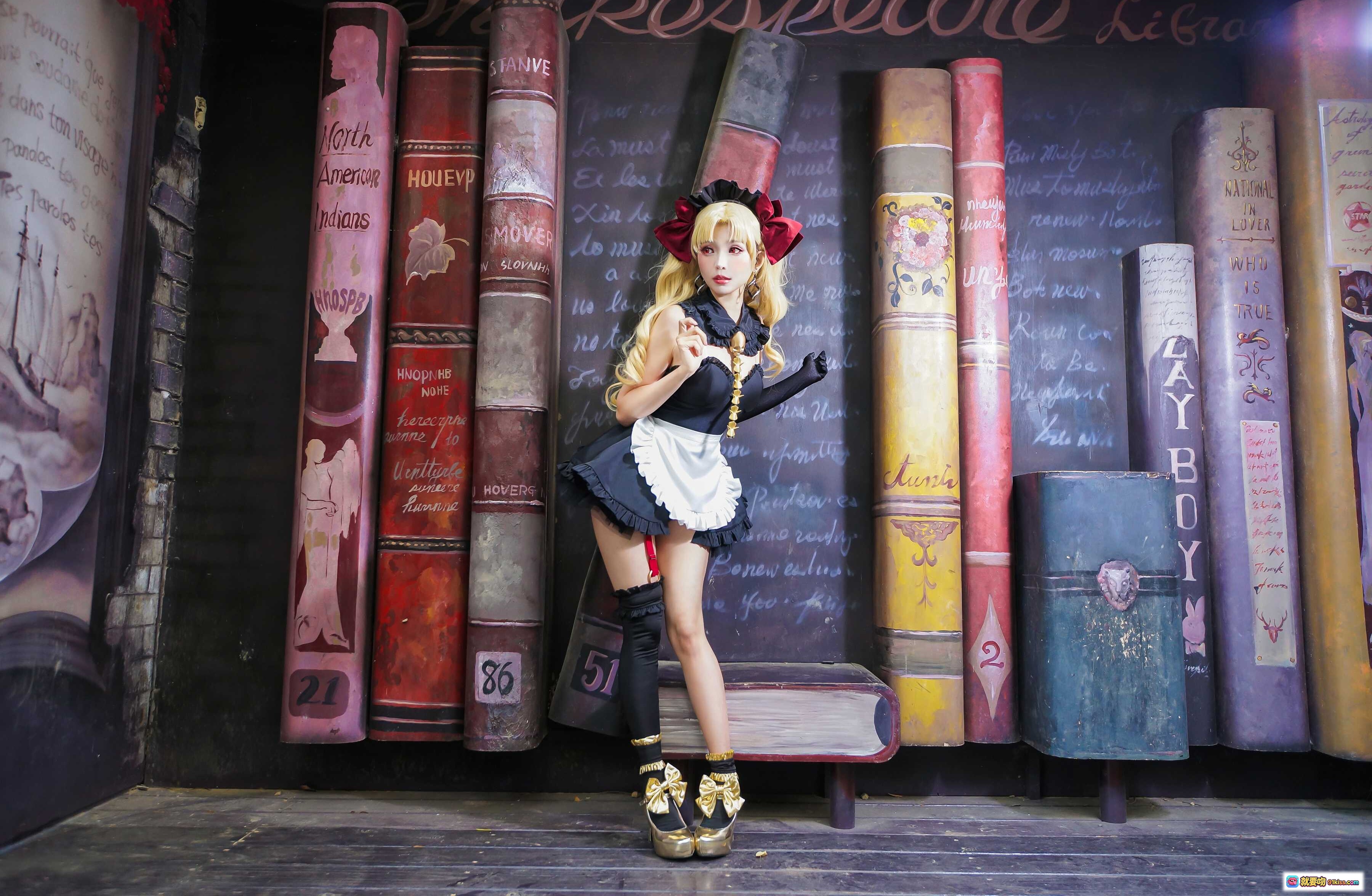 图片[9] - ElyEE子 NO.060 金发女仆装 Cosplay 精致洛丽塔风格 书架背景 欧式复古场景 优雅坐姿 高跟鞋配饰 完美还原角色造型 - 就要吻