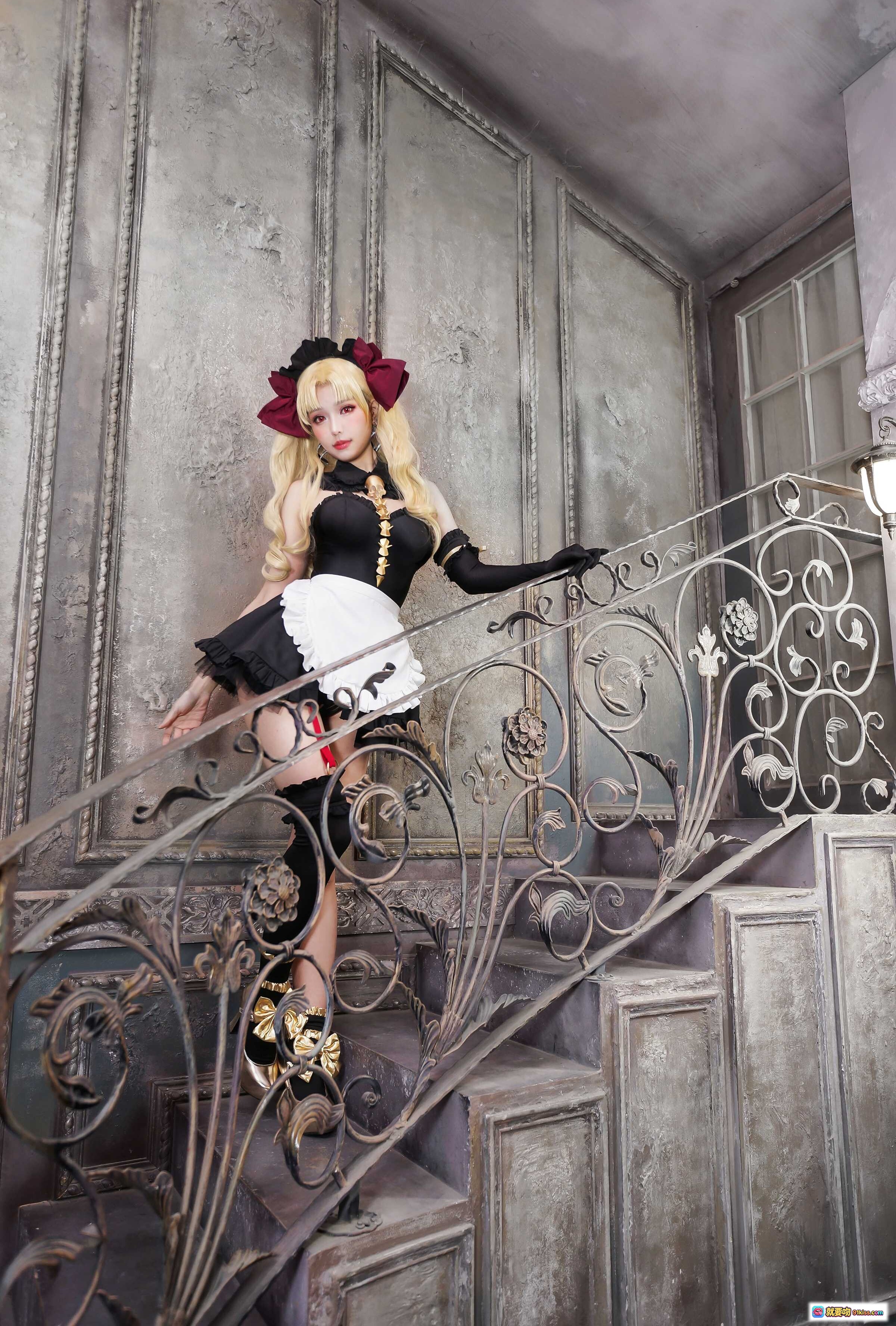 图片[5] - ElyEE子 NO.060 金发女仆装 Cosplay 精致洛丽塔风格 书架背景 欧式复古场景 优雅坐姿 高跟鞋配饰 完美还原角色造型 - 就要吻