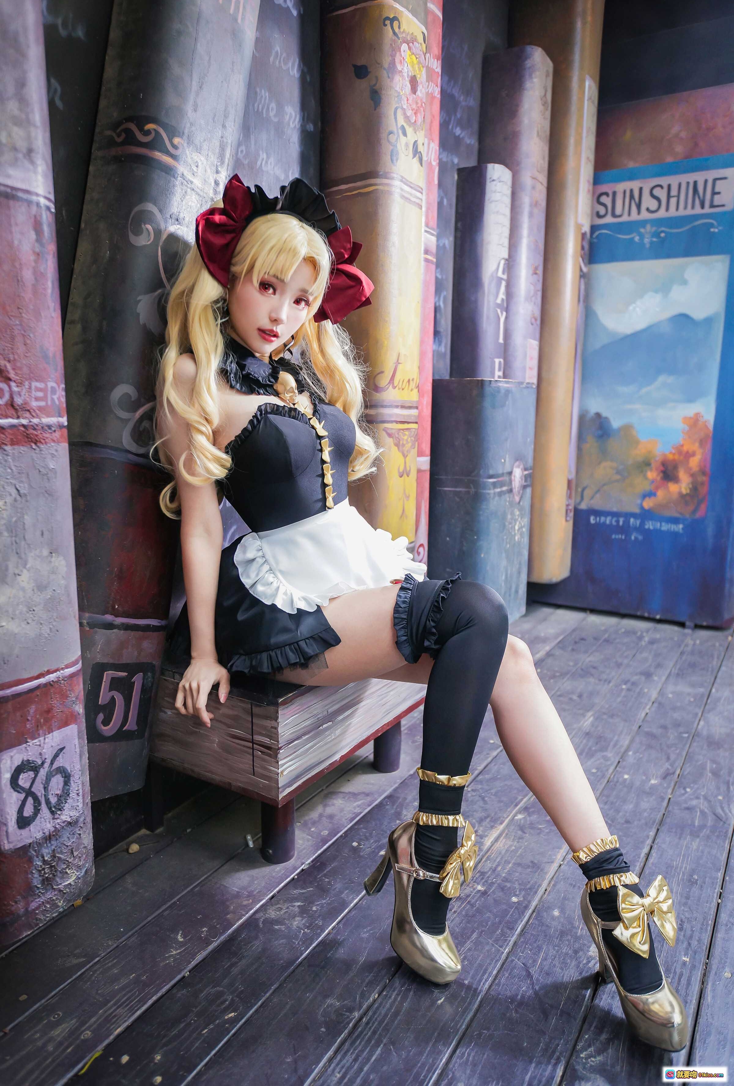 图片[8] - ElyEE子 NO.060 金发女仆装 Cosplay 精致洛丽塔风格 书架背景 欧式复古场景 优雅坐姿 高跟鞋配饰 完美还原角色造型 - 就要吻