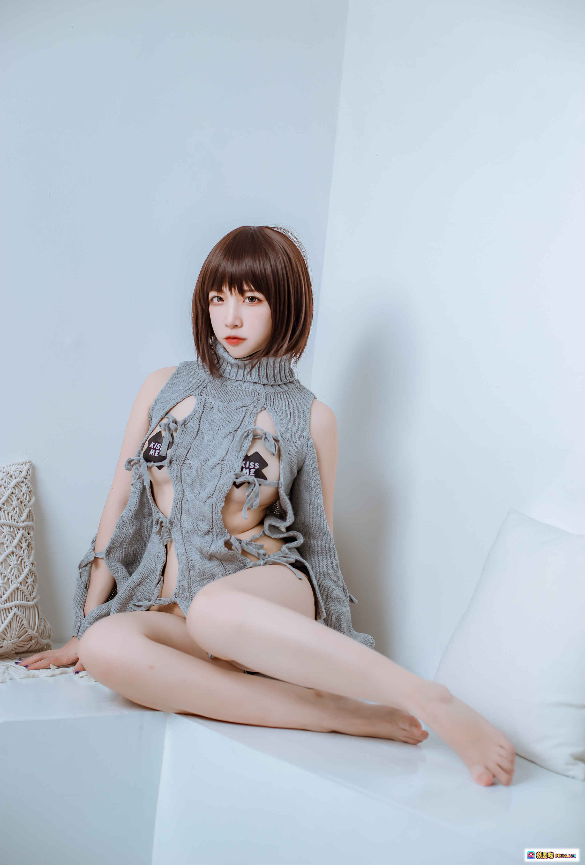 二佐Nisa NO.077 2020私房写真 洞洞毛衣高领镂空设计 美腿坐姿室内拍摄 66P高清图集 - 就要吻