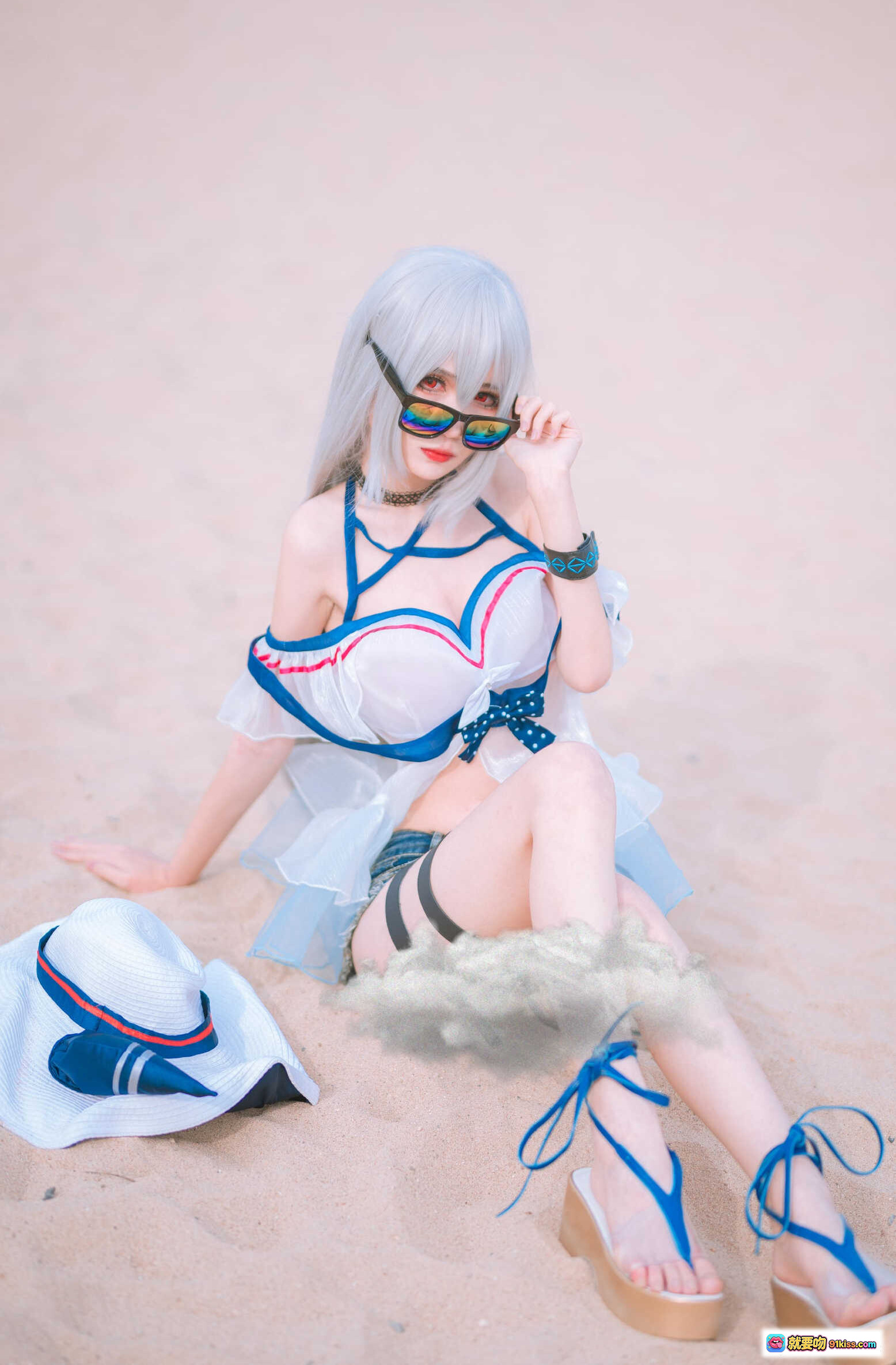 图片[4] - 妖君白研COS明日方舟斯卡蒂海滩写真｜银发少女+宽檐帽+彩虹墨镜+蓝白泳装+牛仔短裤+绑带装饰 - 就要吻