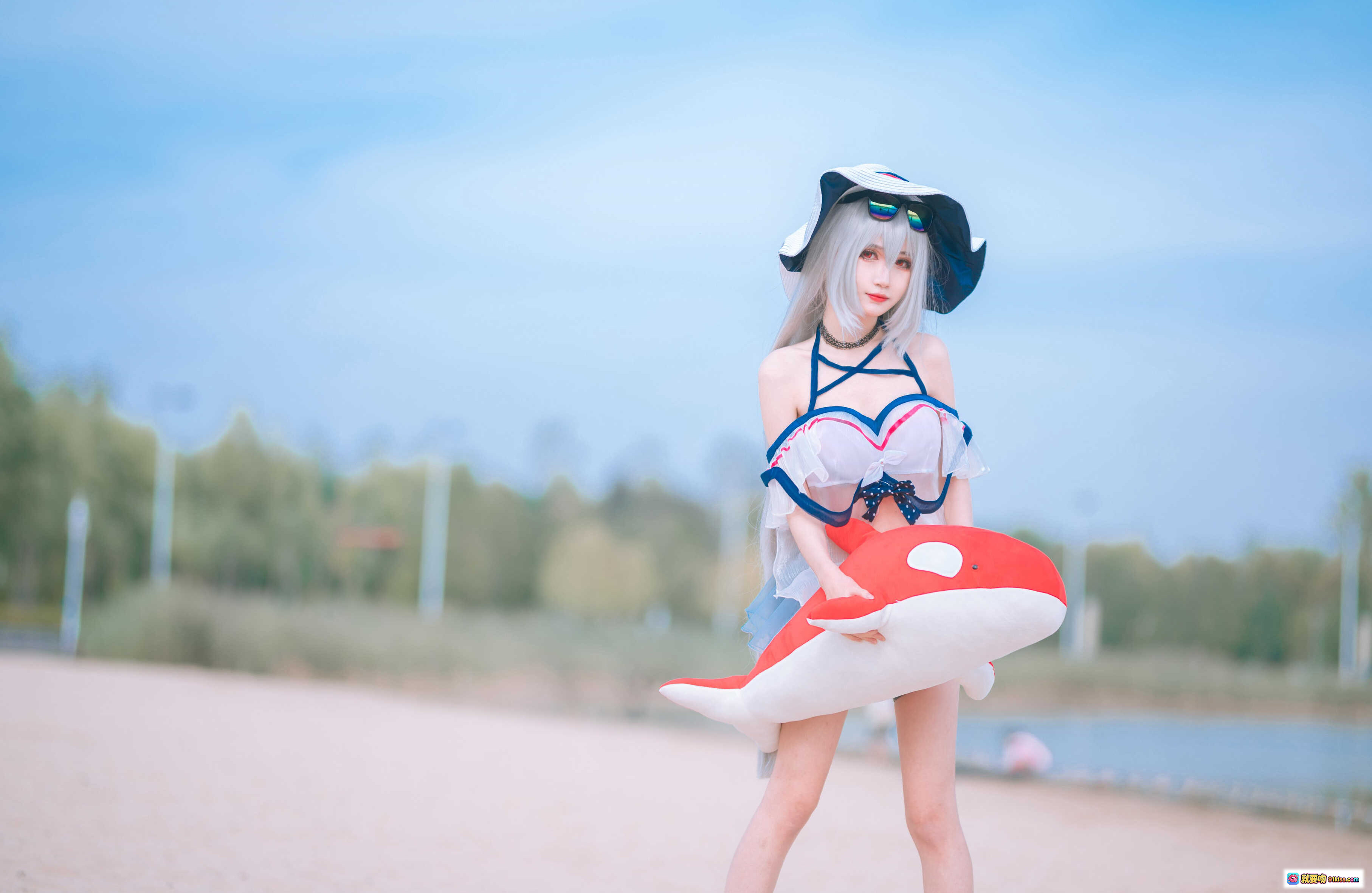 图片[3] - 妖君白研COS明日方舟斯卡蒂海滩写真｜银发少女+宽檐帽+彩虹墨镜+蓝白泳装+牛仔短裤+绑带装饰 - 就要吻