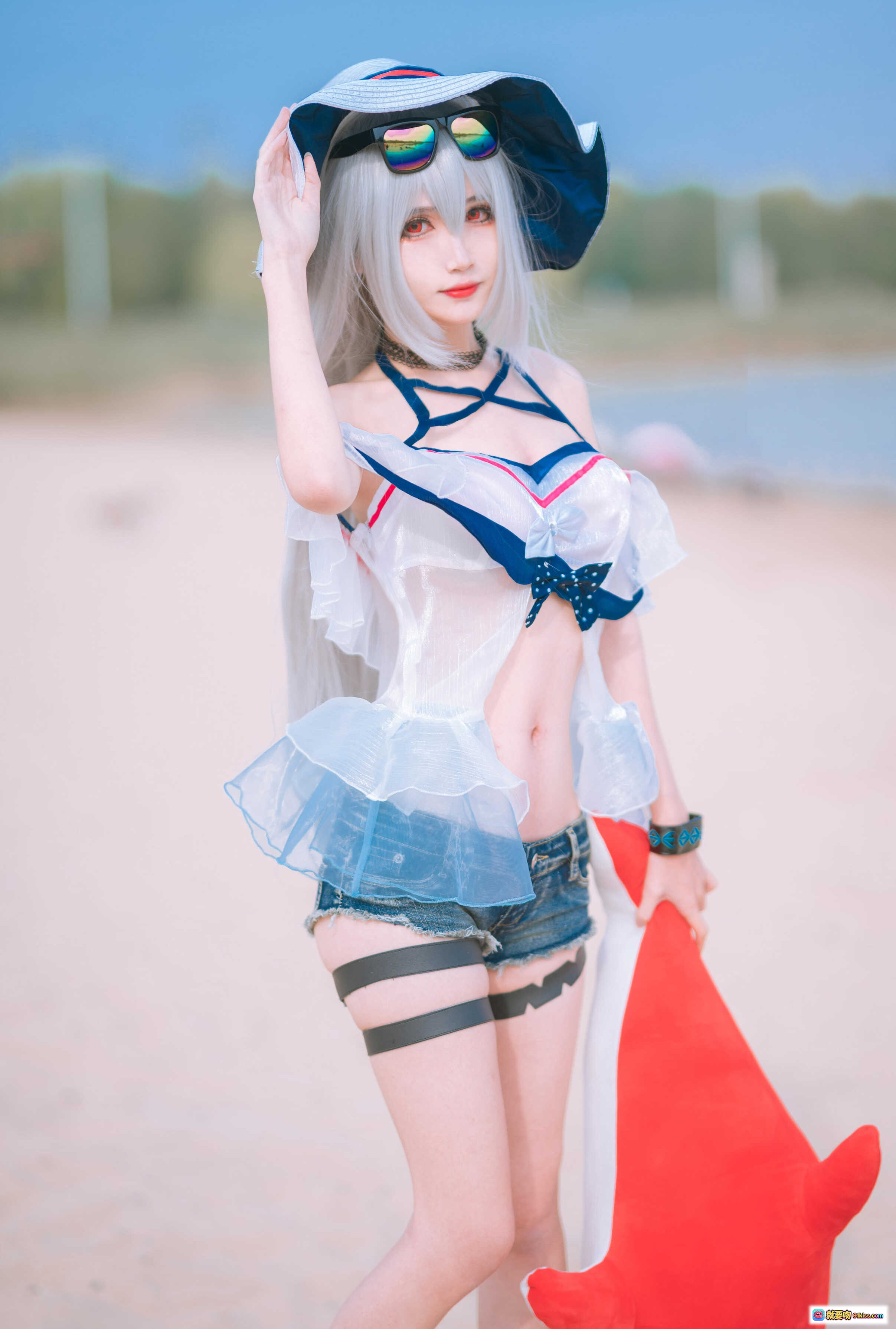 图片[2] - 妖君白研COS明日方舟斯卡蒂海滩写真｜银发少女+宽檐帽+彩虹墨镜+蓝白泳装+牛仔短裤+绑带装饰 - 就要吻