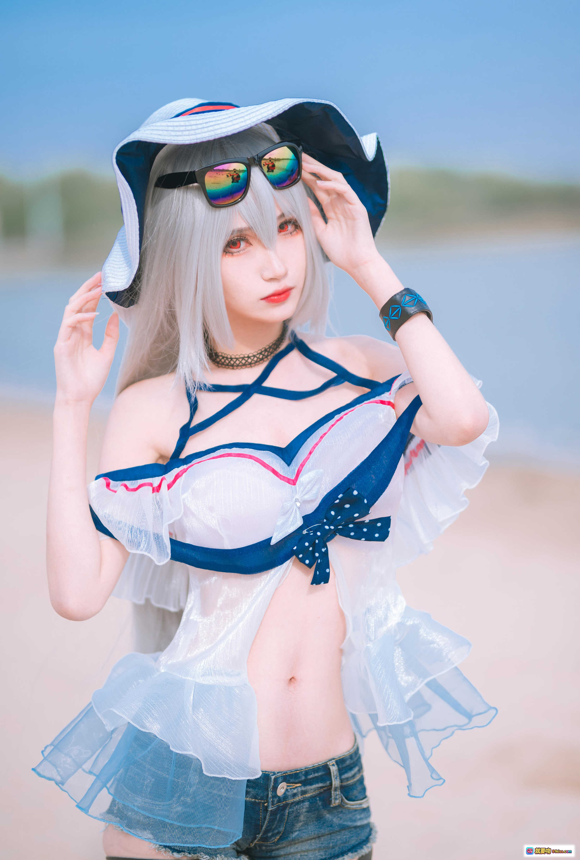 图片[8] - 妖君白研COS明日方舟斯卡蒂海滩写真｜银发少女+宽檐帽+彩虹墨镜+蓝白泳装+牛仔短裤+绑带装饰 - 就要吻