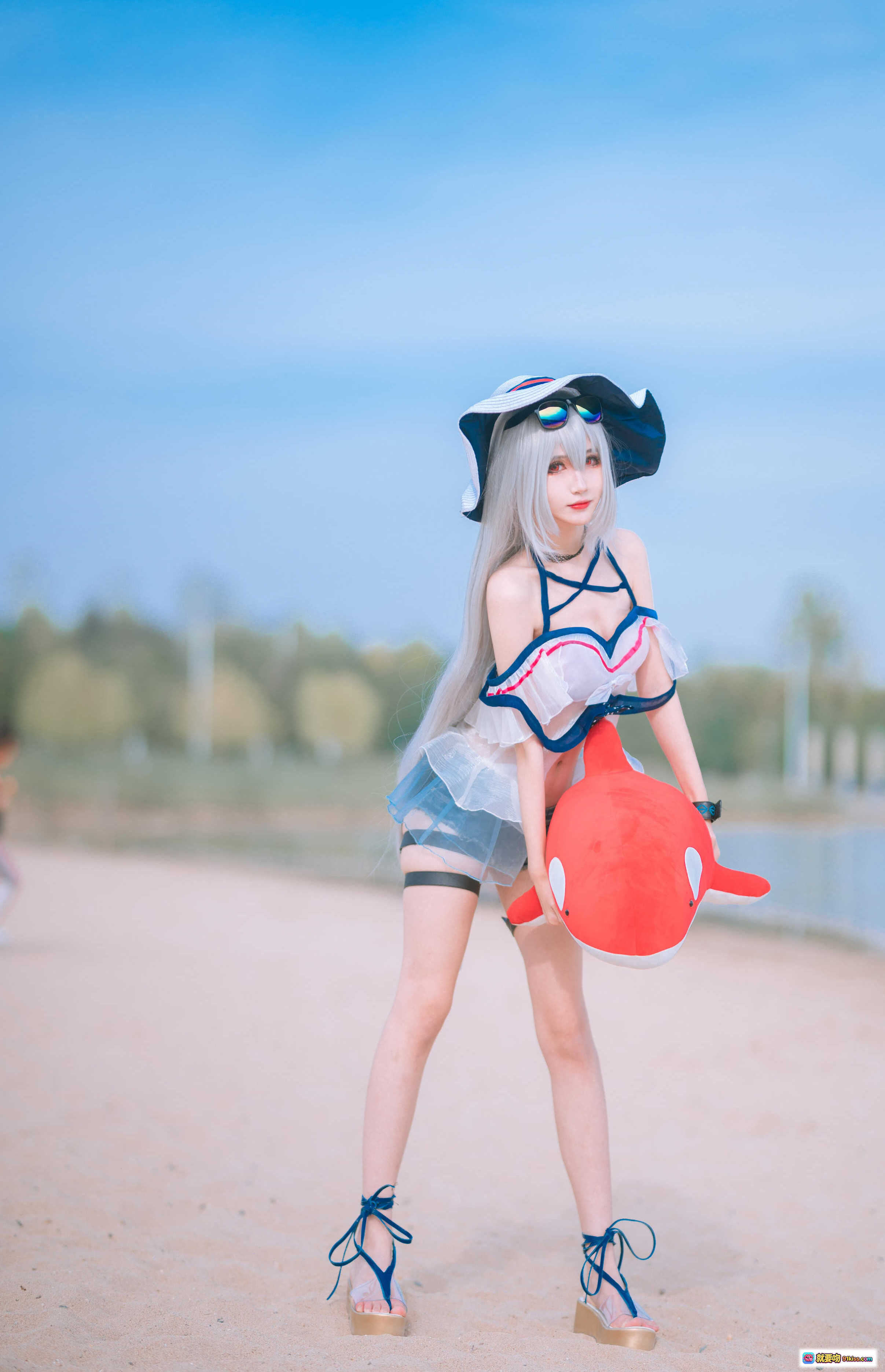 图片[9] - 妖君白研COS明日方舟斯卡蒂海滩写真｜银发少女+宽檐帽+彩虹墨镜+蓝白泳装+牛仔短裤+绑带装饰 - 就要吻