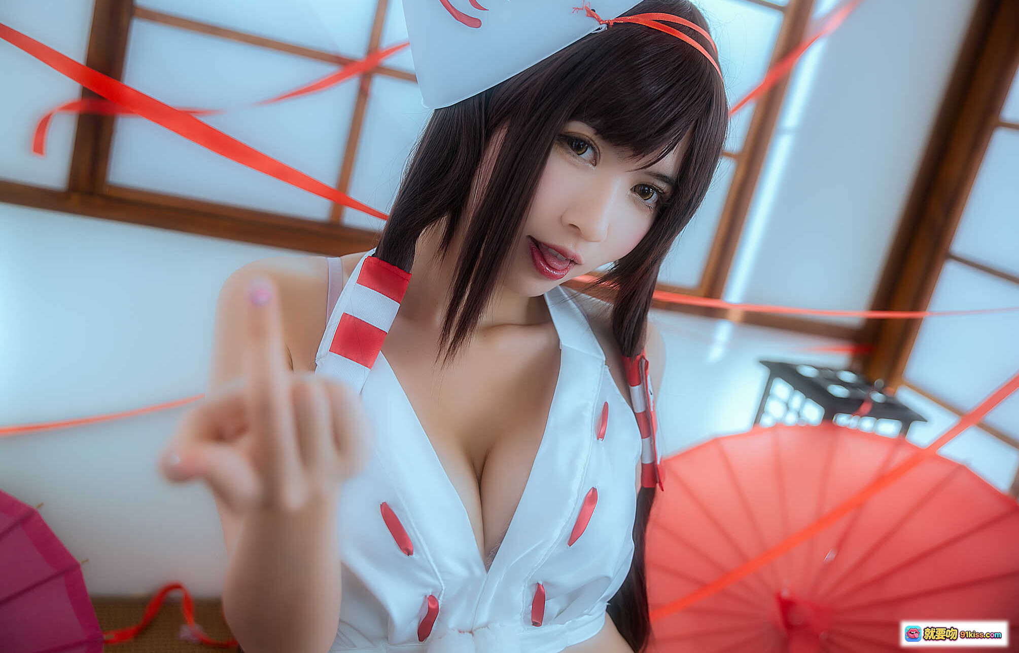 图片[9] - 鳗鱼霏儿NO.071巫女Cosplay写真｜白红和风服饰·双马尾发饰·日式神社场景·精致妆容·19P高清图集 - 就要吻