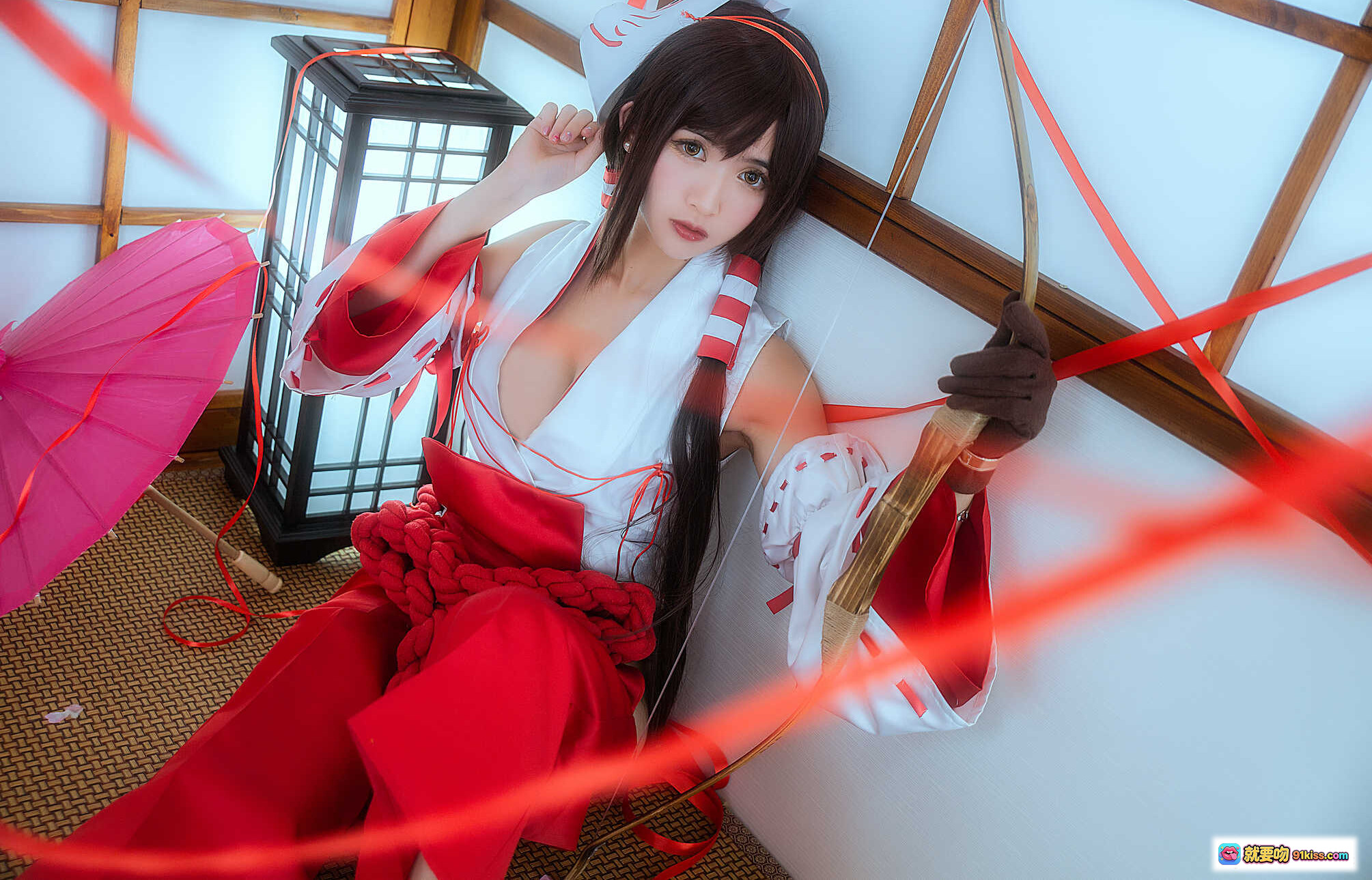 图片[3] - 鳗鱼霏儿NO.071巫女Cosplay写真｜白红和风服饰·双马尾发饰·日式神社场景·精致妆容·19P高清图集 - 就要吻