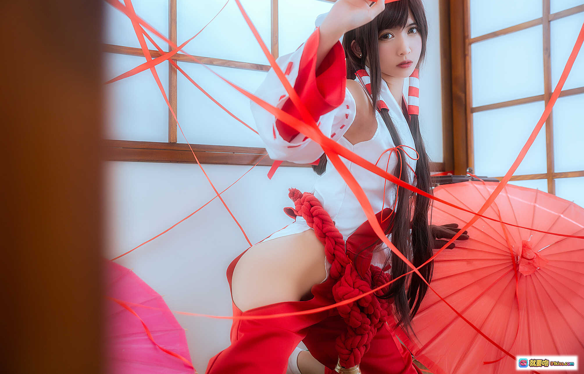 图片[7] - 鳗鱼霏儿NO.071巫女Cosplay写真｜白红和风服饰·双马尾发饰·日式神社场景·精致妆容·19P高清图集 - 就要吻