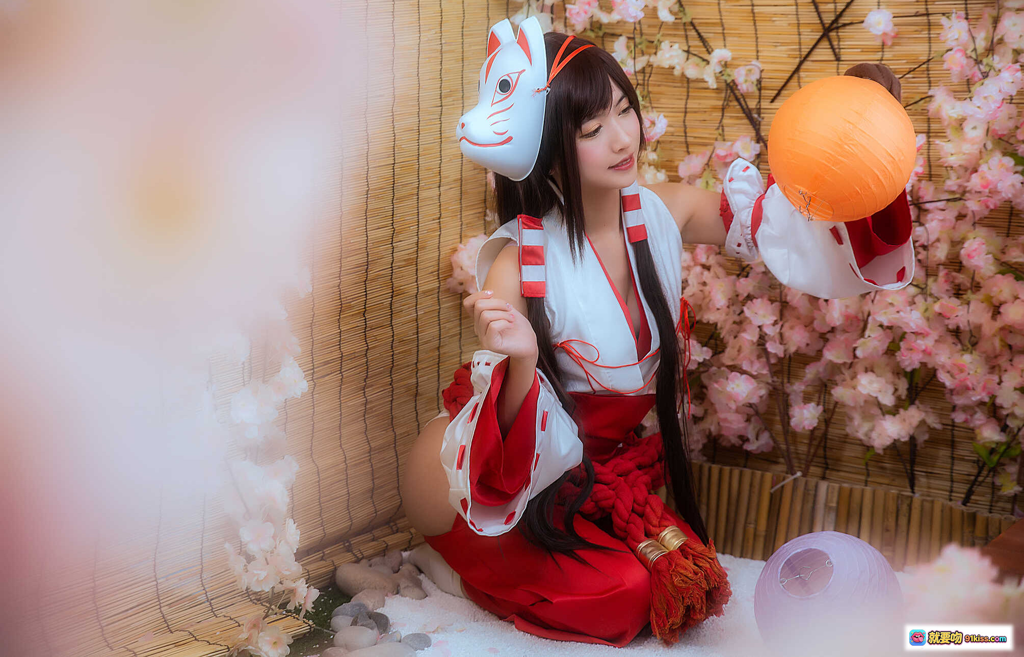 图片[4] - 鳗鱼霏儿NO.071巫女Cosplay写真｜白红和风服饰·双马尾发饰·日式神社场景·精致妆容·19P高清图集 - 就要吻