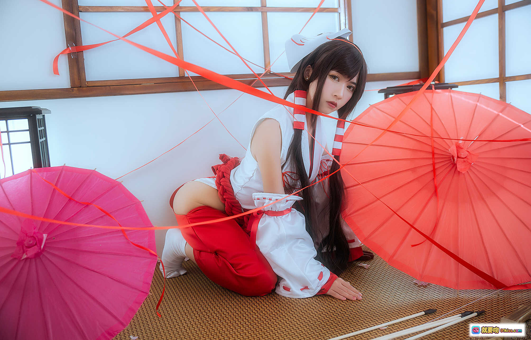 图片[2] - 鳗鱼霏儿NO.071巫女Cosplay写真｜白红和风服饰·双马尾发饰·日式神社场景·精致妆容·19P高清图集 - 就要吻