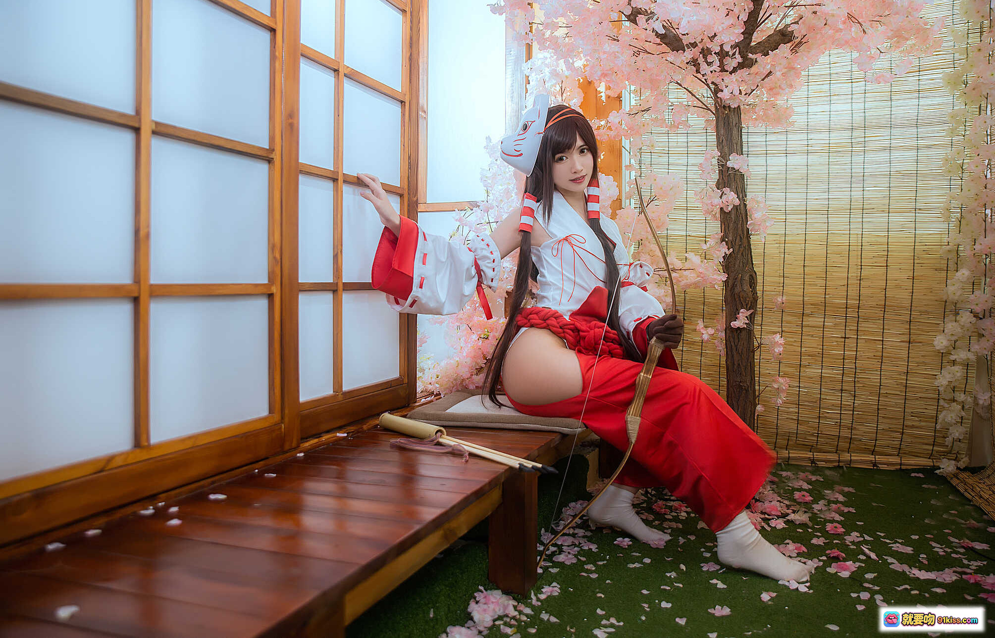 图片[8] - 鳗鱼霏儿NO.071巫女Cosplay写真｜白红和风服饰·双马尾发饰·日式神社场景·精致妆容·19P高清图集 - 就要吻