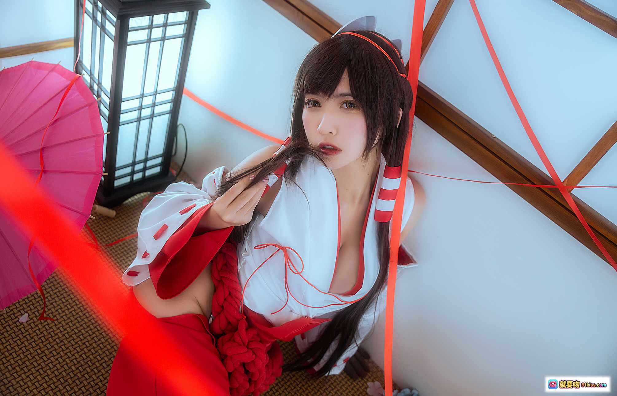 图片[5] - 鳗鱼霏儿NO.071巫女Cosplay写真｜白红和风服饰·双马尾发饰·日式神社场景·精致妆容·19P高清图集 - 就要吻