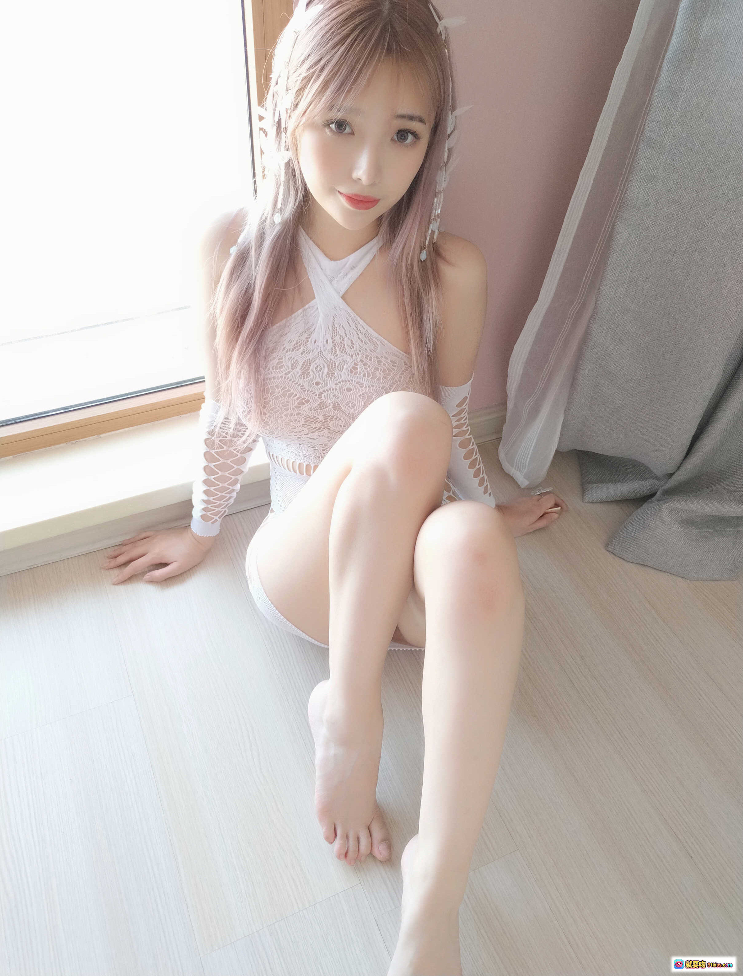 雯妹不讲道理NO.050自拍白色蝴蝶蕾丝连体衣粉发少女窗边坐姿写真34P - 就要吻