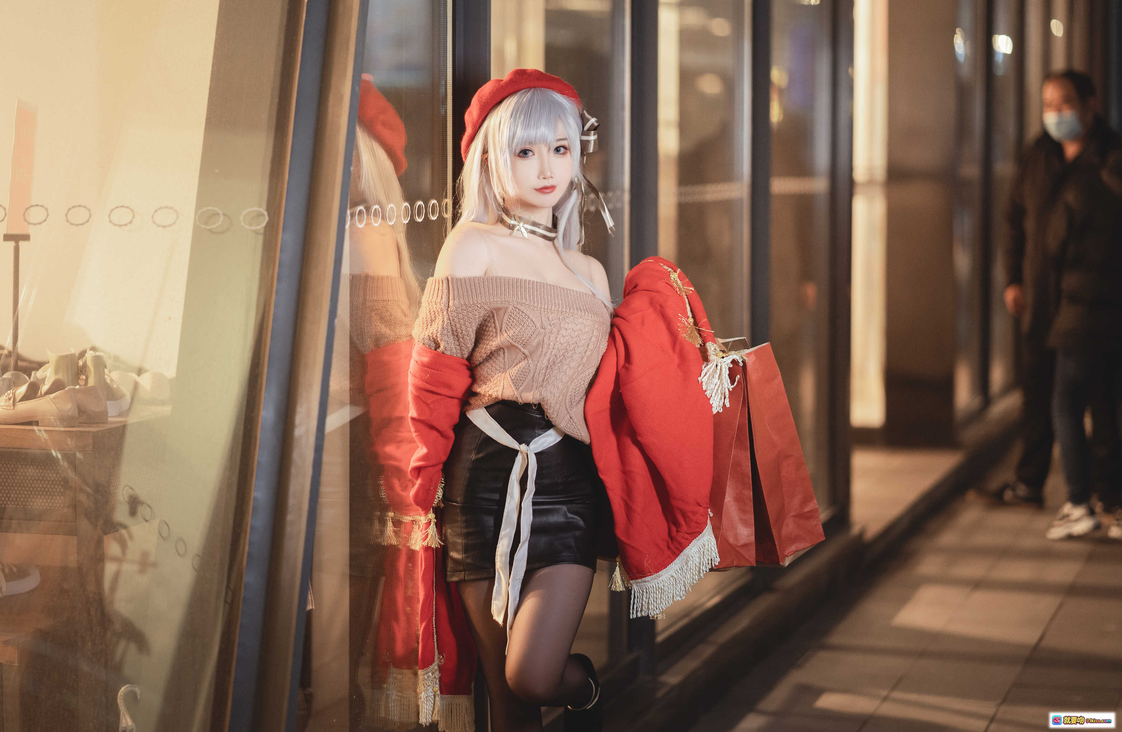图片[8] - 面饼仙儿NO.105圣诞贝法cos写真｜银发红帽毛衣黑丝街头夜拍17P高清图集 - 就要吻