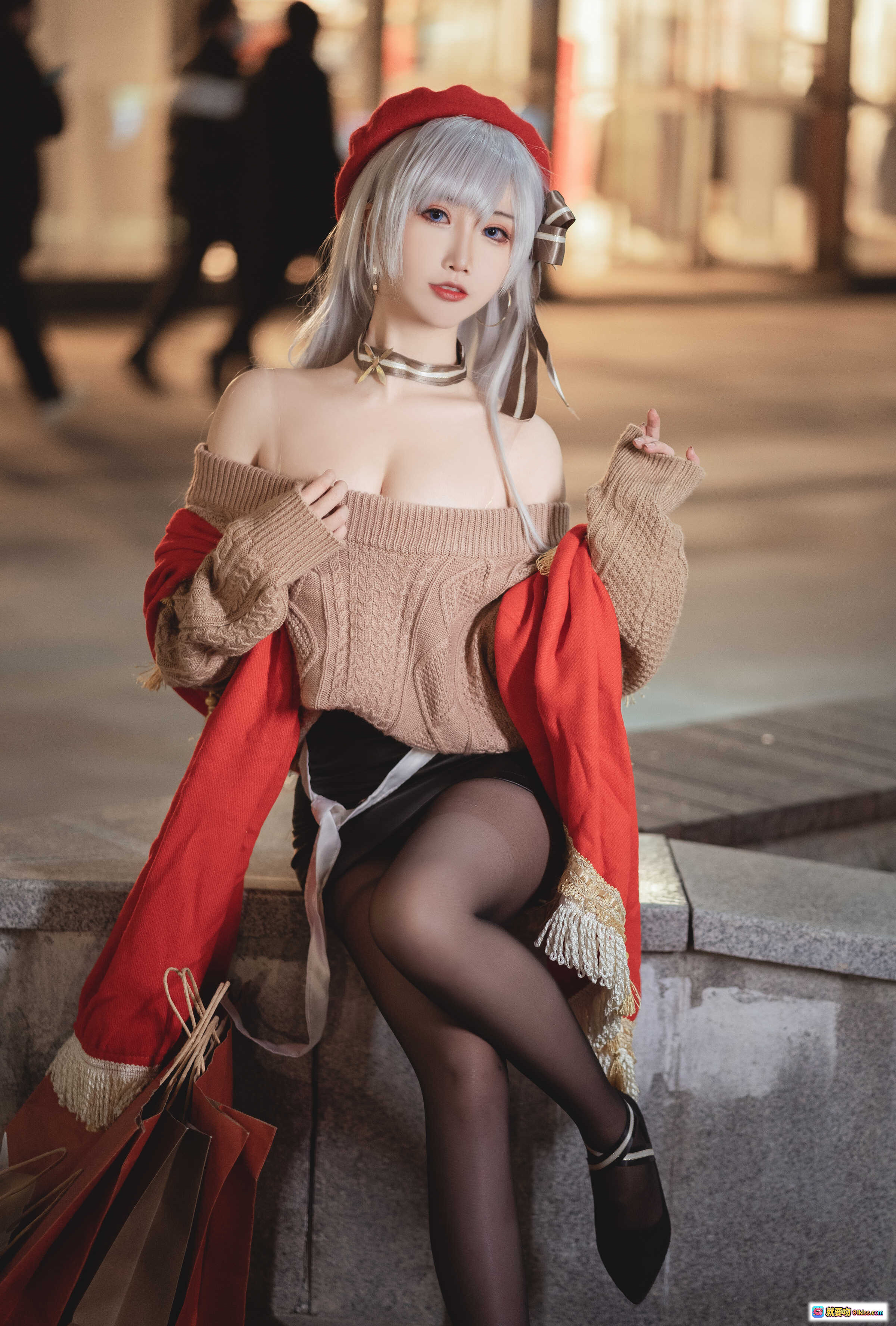 图片[1] - 面饼仙儿NO.105圣诞贝法cos写真｜银发红帽毛衣黑丝街头夜拍17P高清图集 - 就要吻