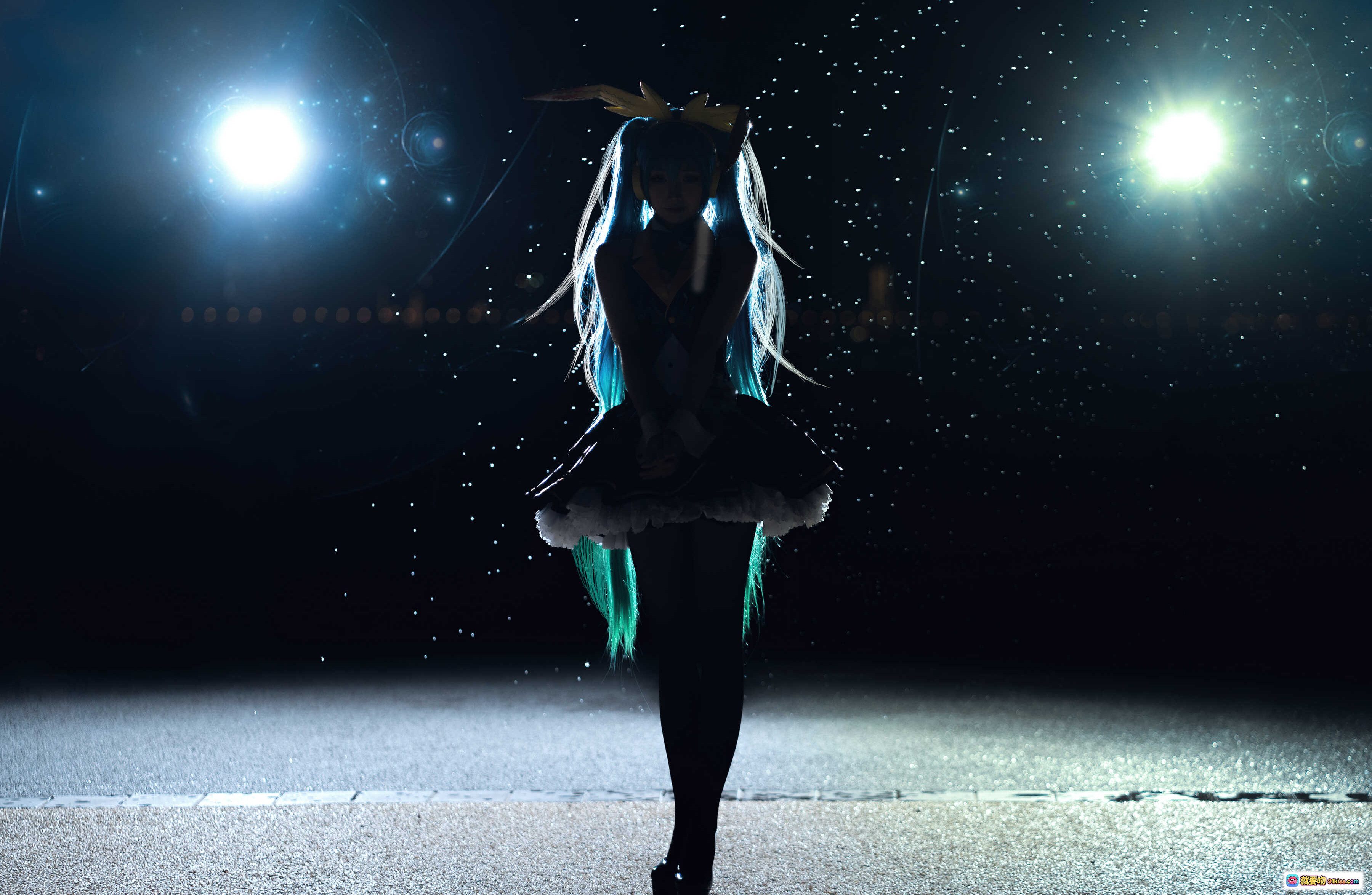 图片[10] - 面饼仙儿NO.040初音Miku Cosplay写真｜蓝发双马尾+荧光音符特效+舞台灯光+黑裙白边+耳机造型+高画质19P - 就要吻
