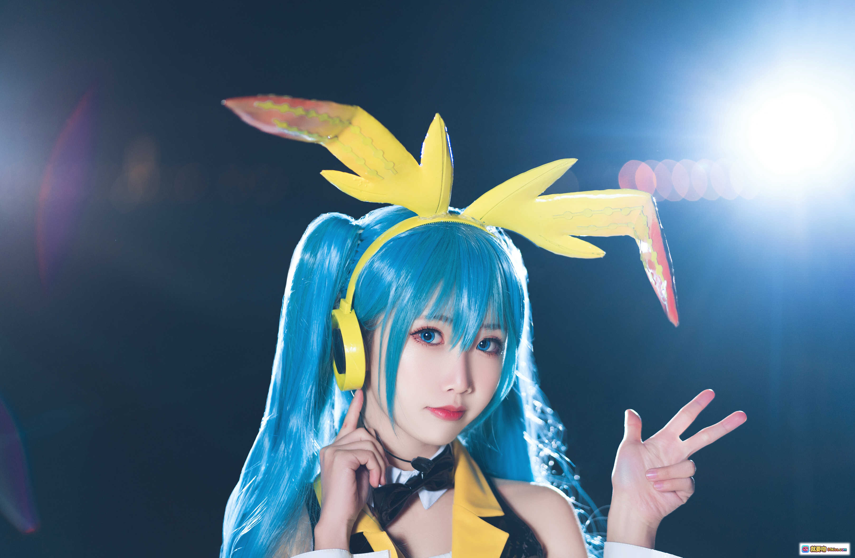 图片[2] - 面饼仙儿NO.040初音Miku Cosplay写真｜蓝发双马尾+荧光音符特效+舞台灯光+黑裙白边+耳机造型+高画质19P - 就要吻