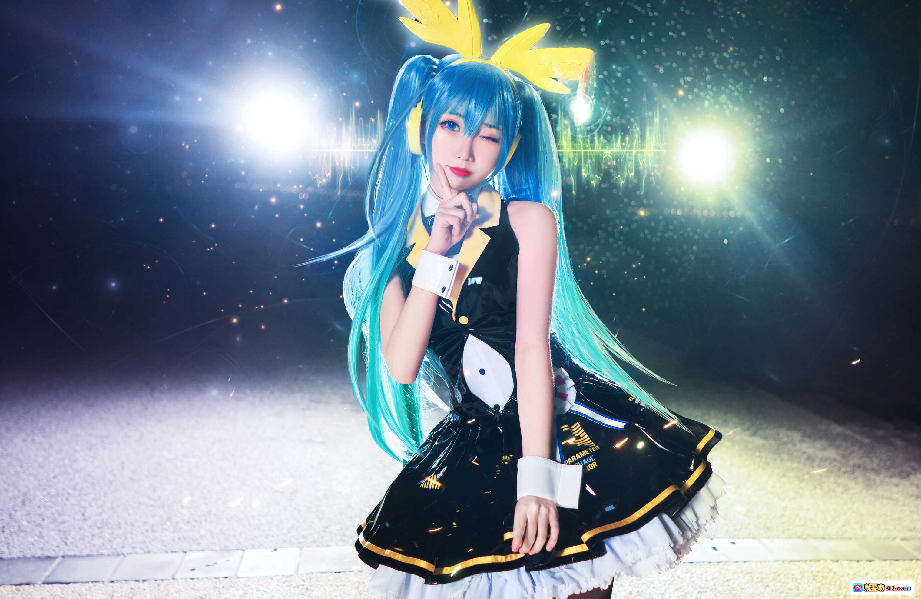 图片[4] - 面饼仙儿NO.040初音Miku Cosplay写真｜蓝发双马尾+荧光音符特效+舞台灯光+黑裙白边+耳机造型+高画质19P - 就要吻