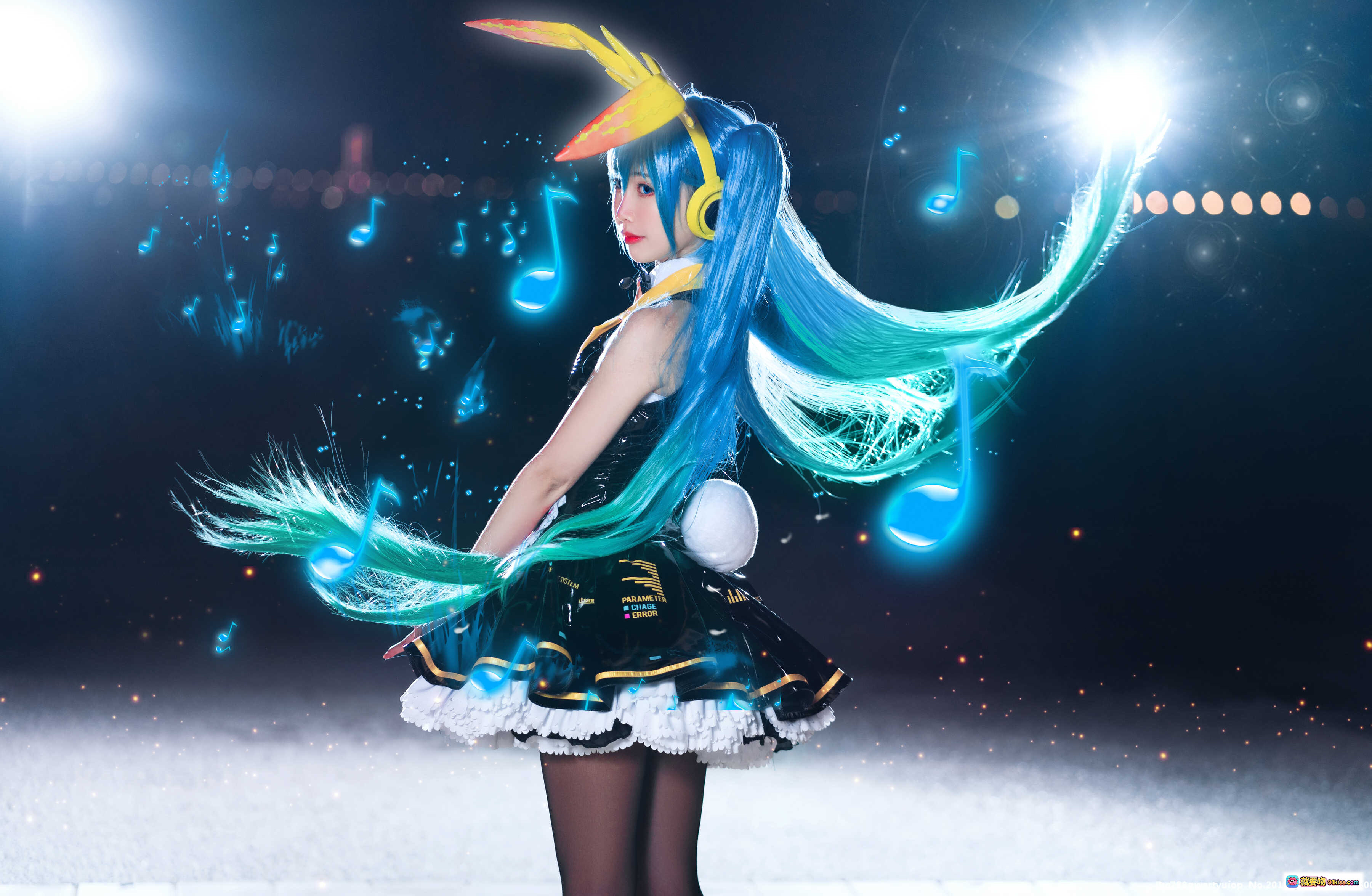 图片[1] - 面饼仙儿NO.040初音Miku Cosplay写真｜蓝发双马尾+荧光音符特效+舞台灯光+黑裙白边+耳机造型+高画质19P - 就要吻