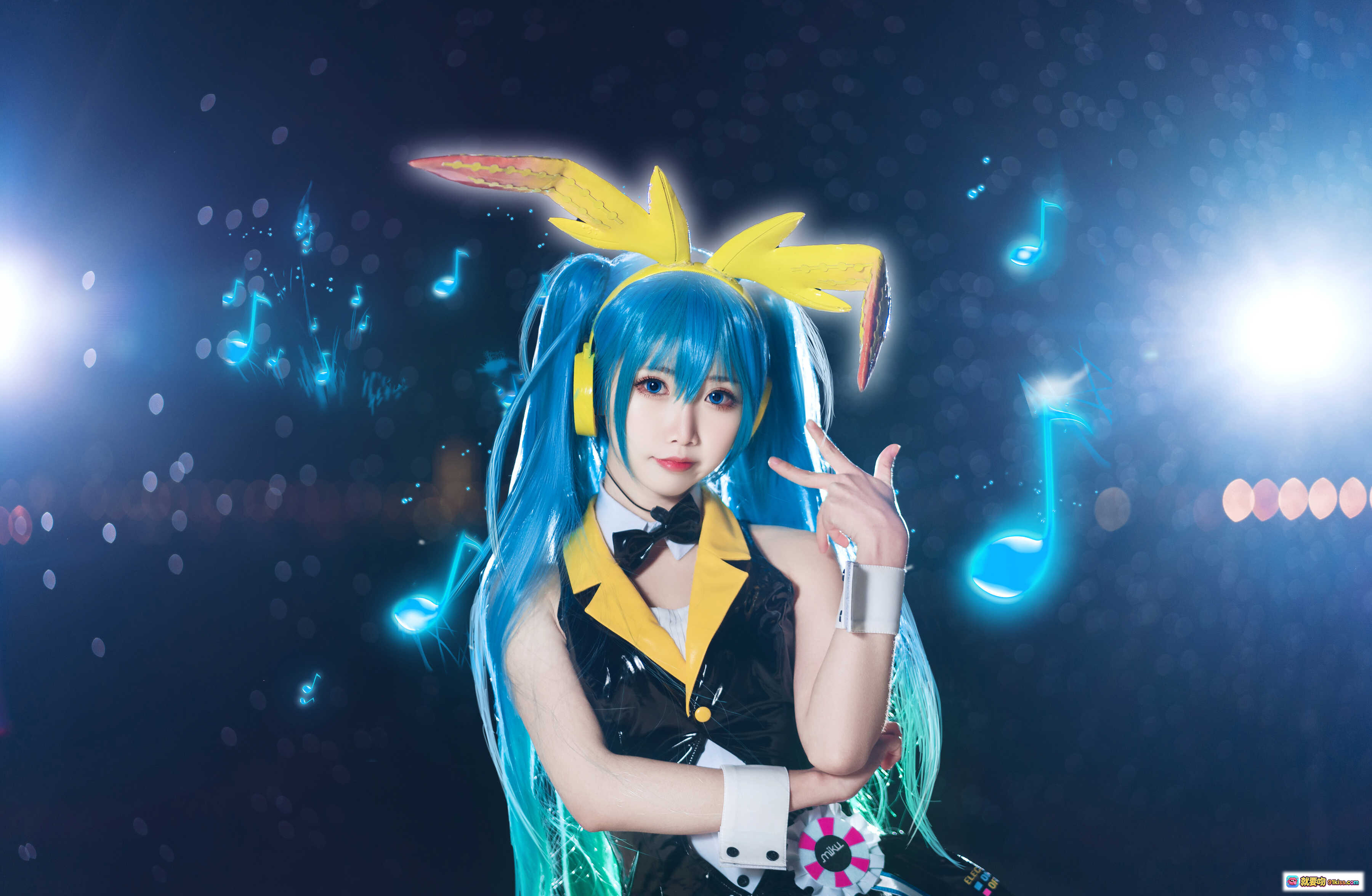 图片[5] - 面饼仙儿NO.040初音Miku Cosplay写真｜蓝发双马尾+荧光音符特效+舞台灯光+黑裙白边+耳机造型+高画质19P - 就要吻