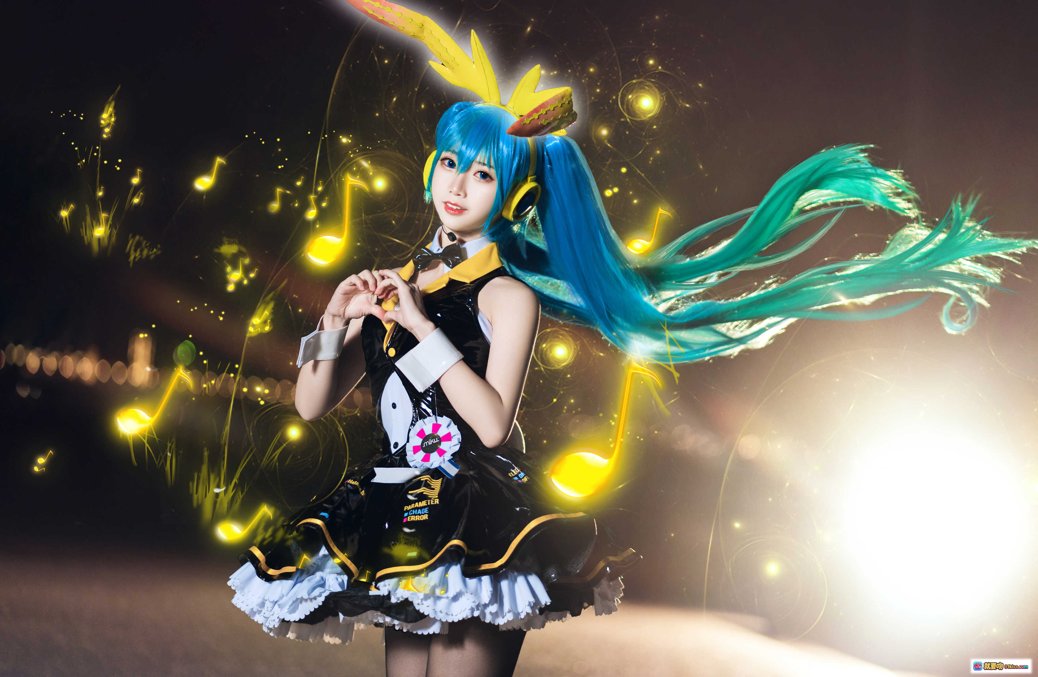 图片[9] - 面饼仙儿NO.040初音Miku Cosplay写真｜蓝发双马尾+荧光音符特效+舞台灯光+黑裙白边+耳机造型+高画质19P - 就要吻