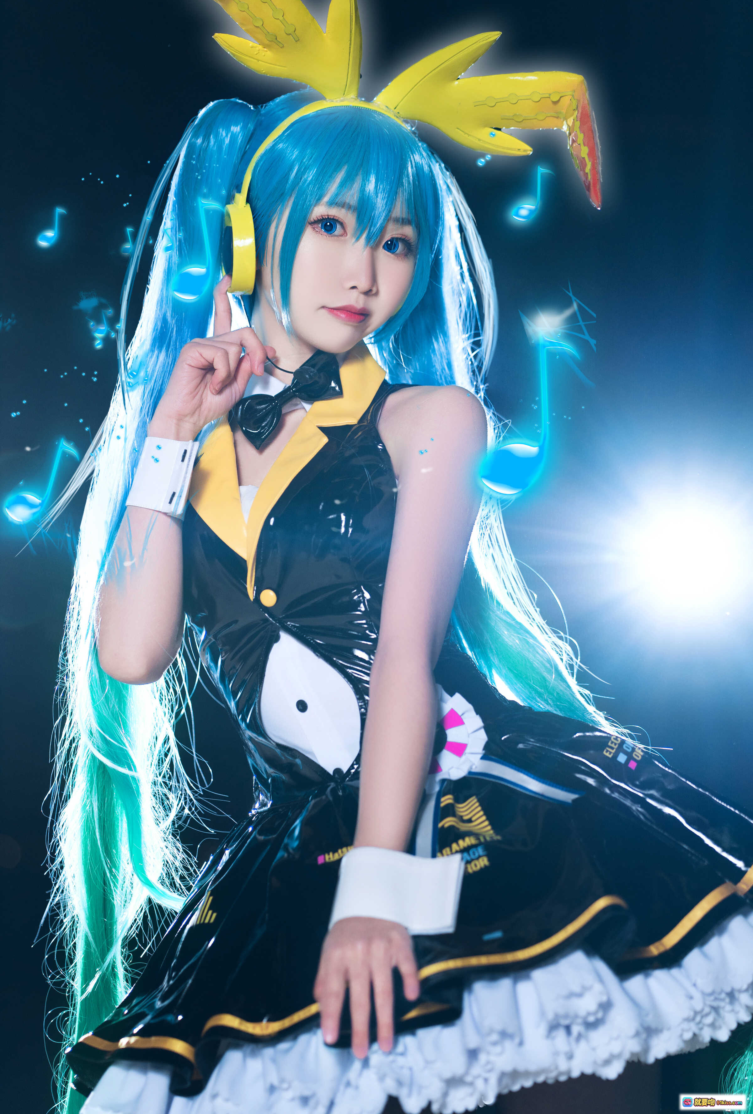 图片[8] - 面饼仙儿NO.040初音Miku Cosplay写真｜蓝发双马尾+荧光音符特效+舞台灯光+黑裙白边+耳机造型+高画质19P - 就要吻